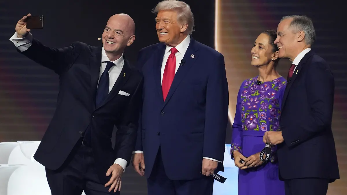 FIFA-Präsident Gianni Infantino (l-r) macht ein Selfie mit US-Präsident Donald Trump, der mexikanischen Präsidentin Claudia Sheinbaum und dem kanadischen Premierminister Mark Carney. (Archivbild)