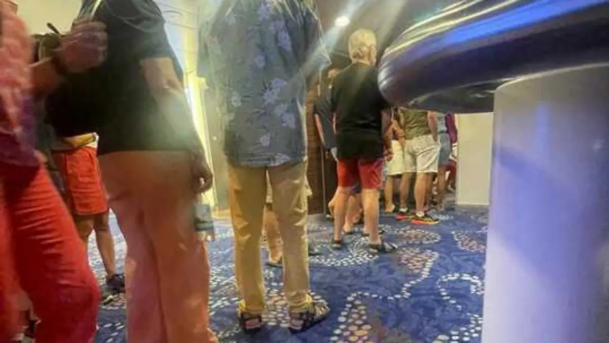 Eine lange Schlange bildete sich am Montag vor dem Hospital an Bord. Die Passagiere wurden mit Medikamenten versorgt.