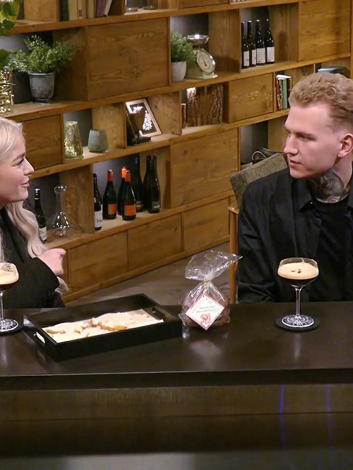 Bild zu: "Single Nathalie gibt ihrem Date erst einmal Grammatik-Nachhilfe"