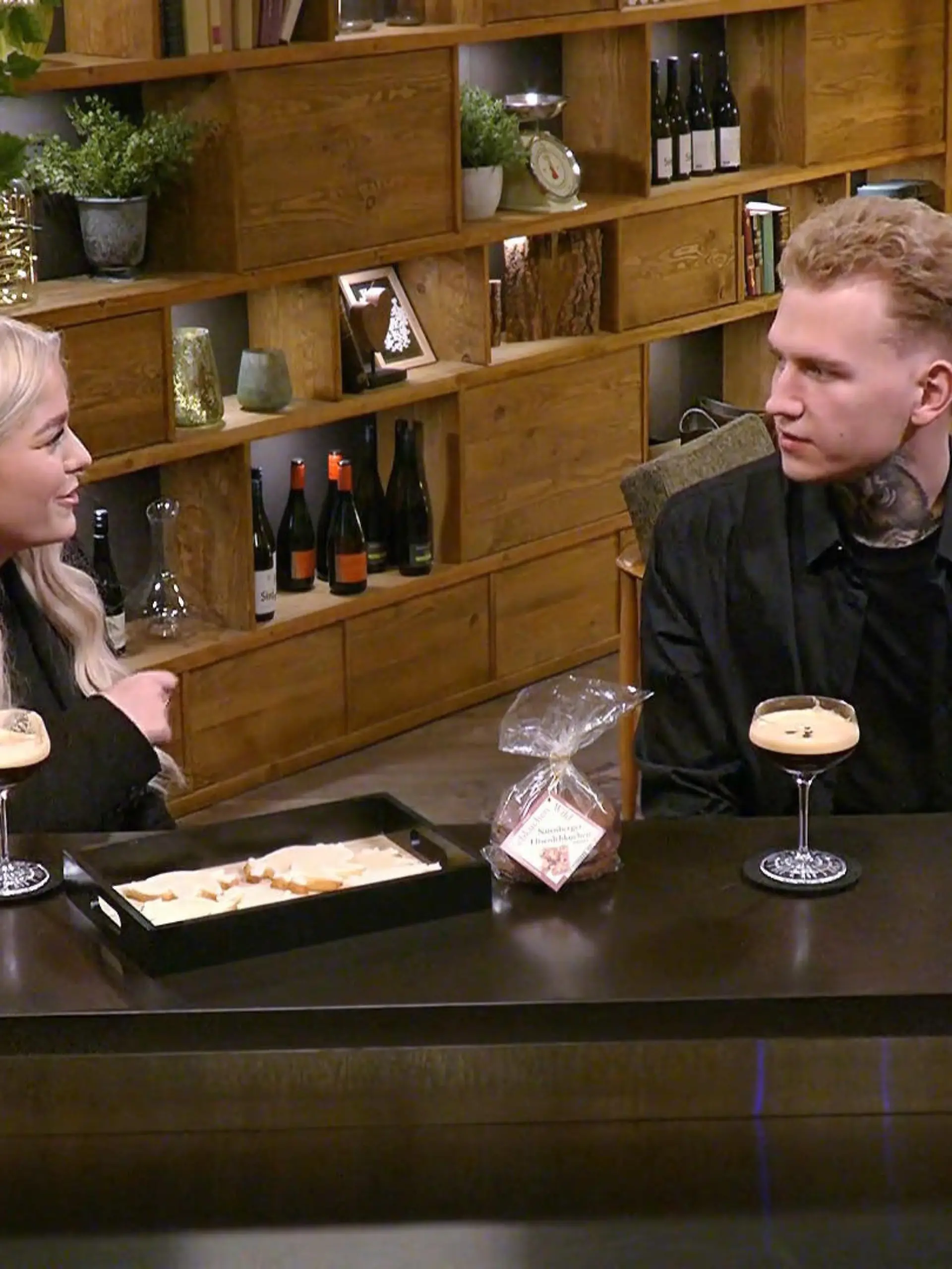 Bild zu: "Single Nathalie gibt ihrem Date erst einmal Grammatik-Nachhilfe"