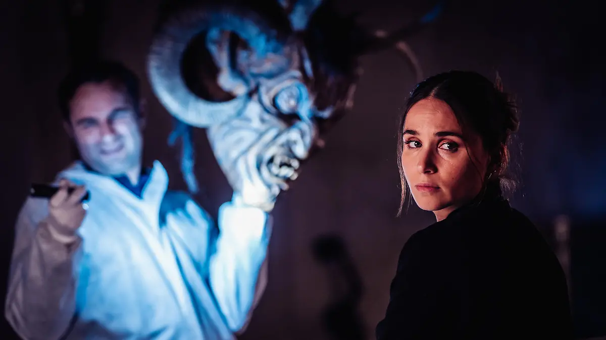 Sebastian Loncar (Jonas Laux), Ela Jenning (Cosima Henman) bei „Behringer und die Toten - Ein Bamberg-Krimi”
