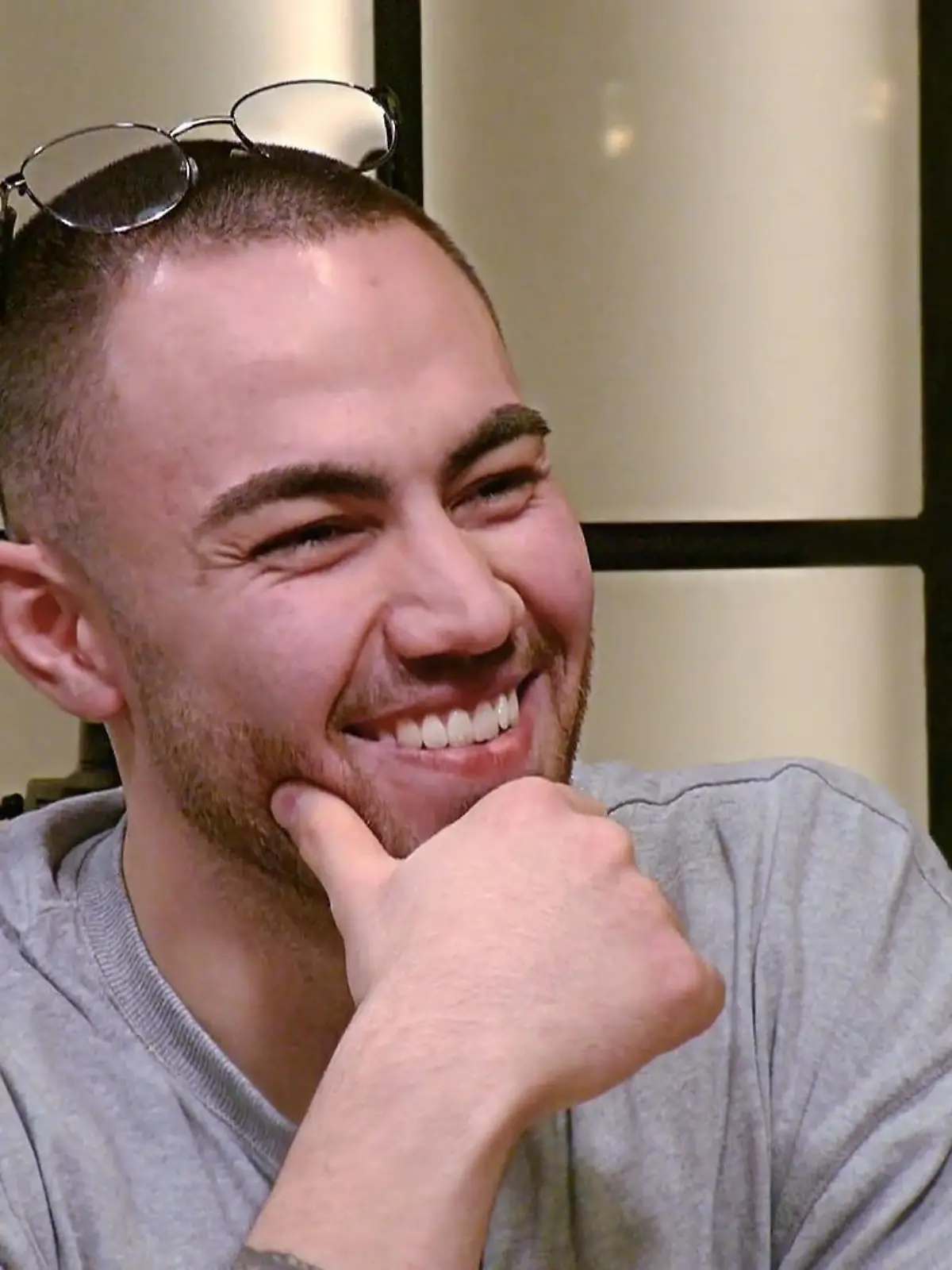 Bild zu: "Feier-Frage beim Date: Sagt Enrike ja?"