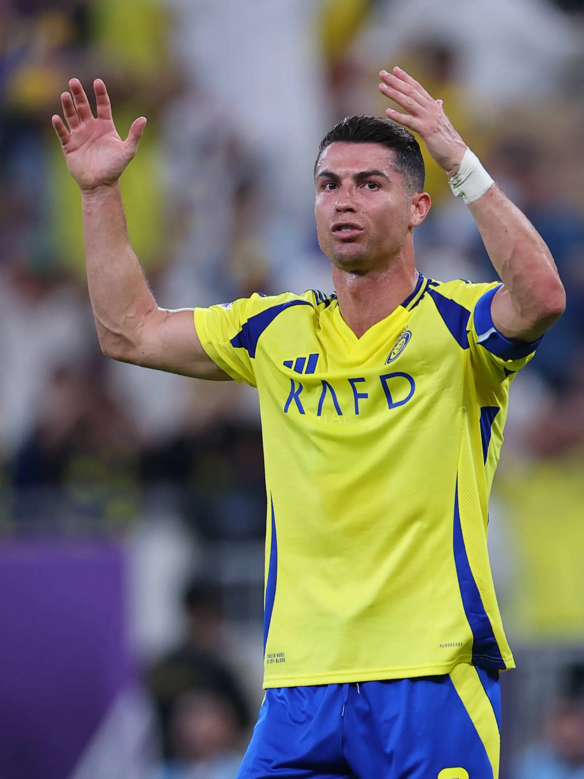 Bild zu: "Jetzt flieht auch Cristiano Ronaldo vor dem Krieg"