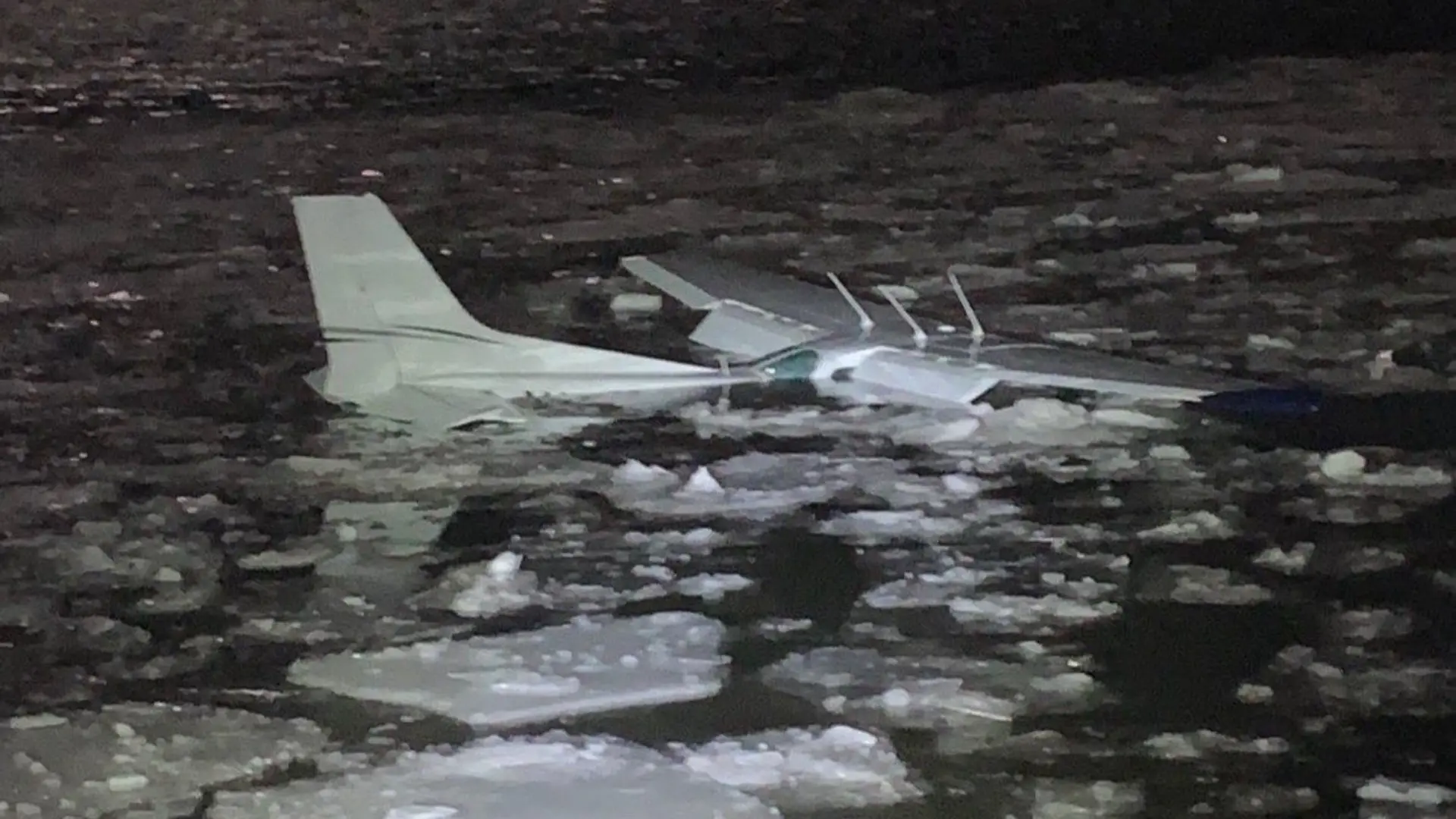 Flugzeug stürzt in den Hudson River