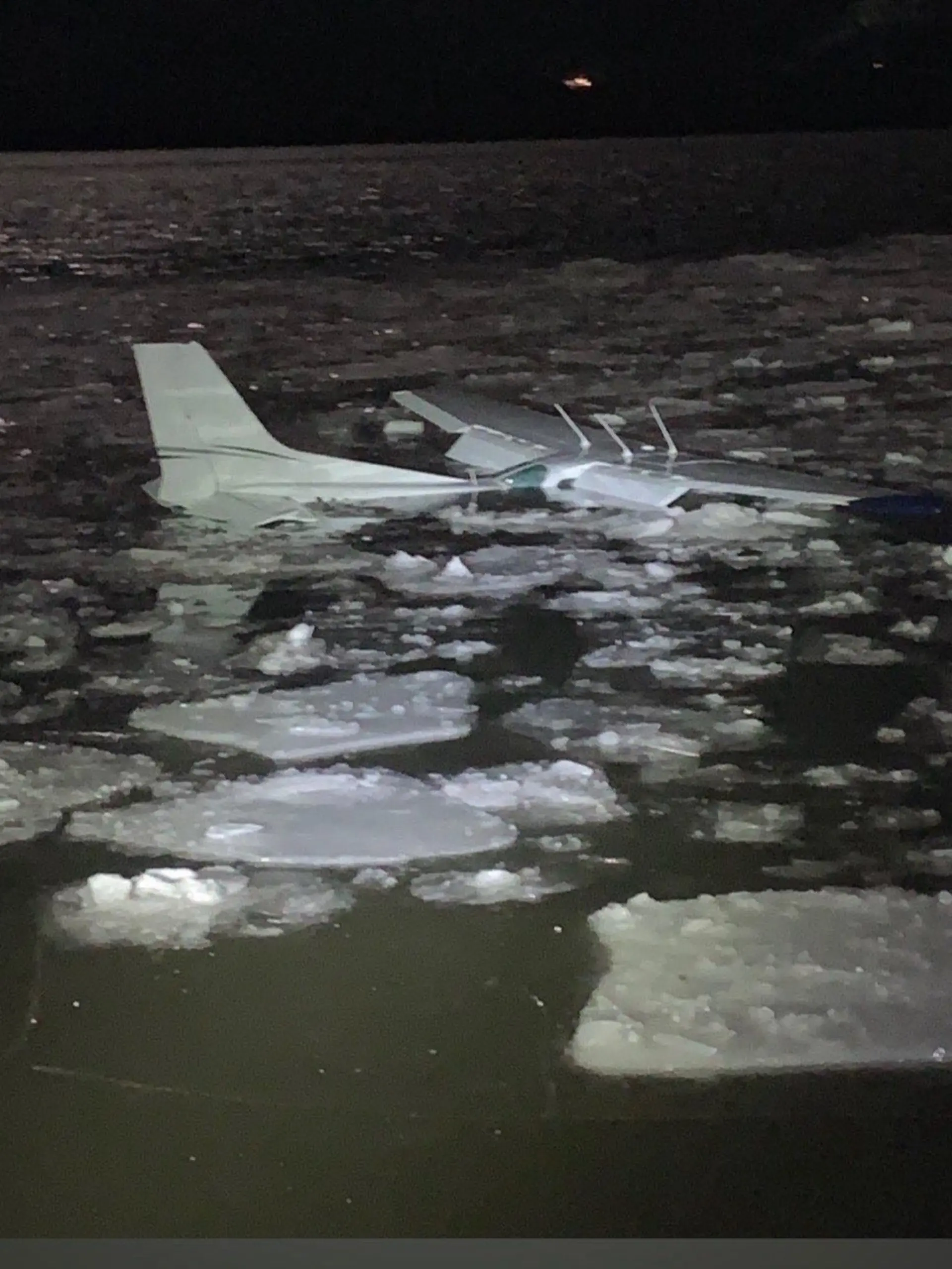 Flugzeug stürzt in den Hudson River 