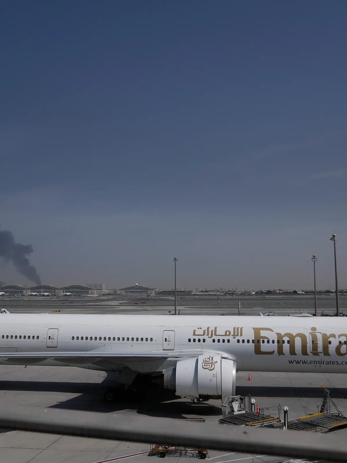Ein Flugzeug der Fluggesellschaft Emirates steht auf dem Vorfeld des internationalen Flughafens von Dubai. +++ dpa-Bildfunk +++