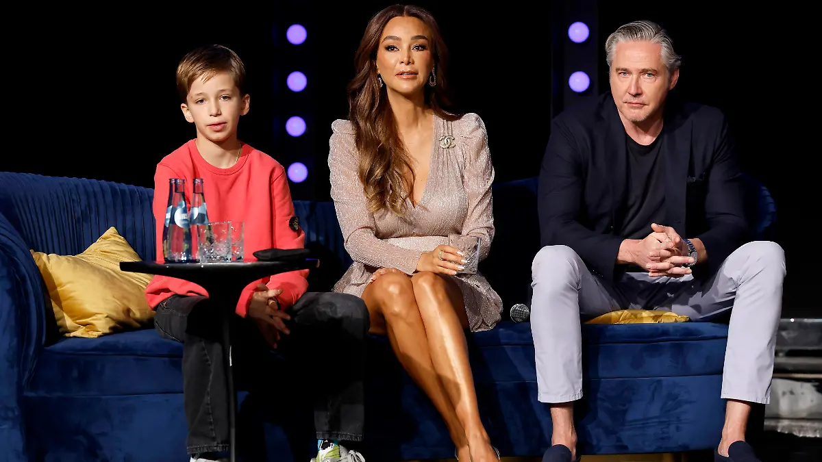 Moderatorin Verona Pooth und Unternehmer Franjo Pooth mit Sohn Rocco Pooth l als Musical-Botschafter bei dem Pressetermin zur Vorstellung des Musical-Hits Mrs. Doubtfire im Capitol Theater in Düsseldorf. Das gefeierte Stück wird am 06. November in Düsseldorf exklusive Deutschlandpremiere feiern. Düsseldorf, 24.03.2025 NRW Deutschland *** Presenter Verona Pooth and entrepreneur Franjo Pooth with son Rocco Pooth l as musical ambassadors at the press event for the performance of the musical hit Mrs Doubtfire at the Capitol Theater in Düsseldorf The acclaimed play will celebrate its exclusive German premiere in Düsseldorf on 06 November Düsseldorf, 24 03 2025 NRW Germany Copyright: xChristophxHardtx