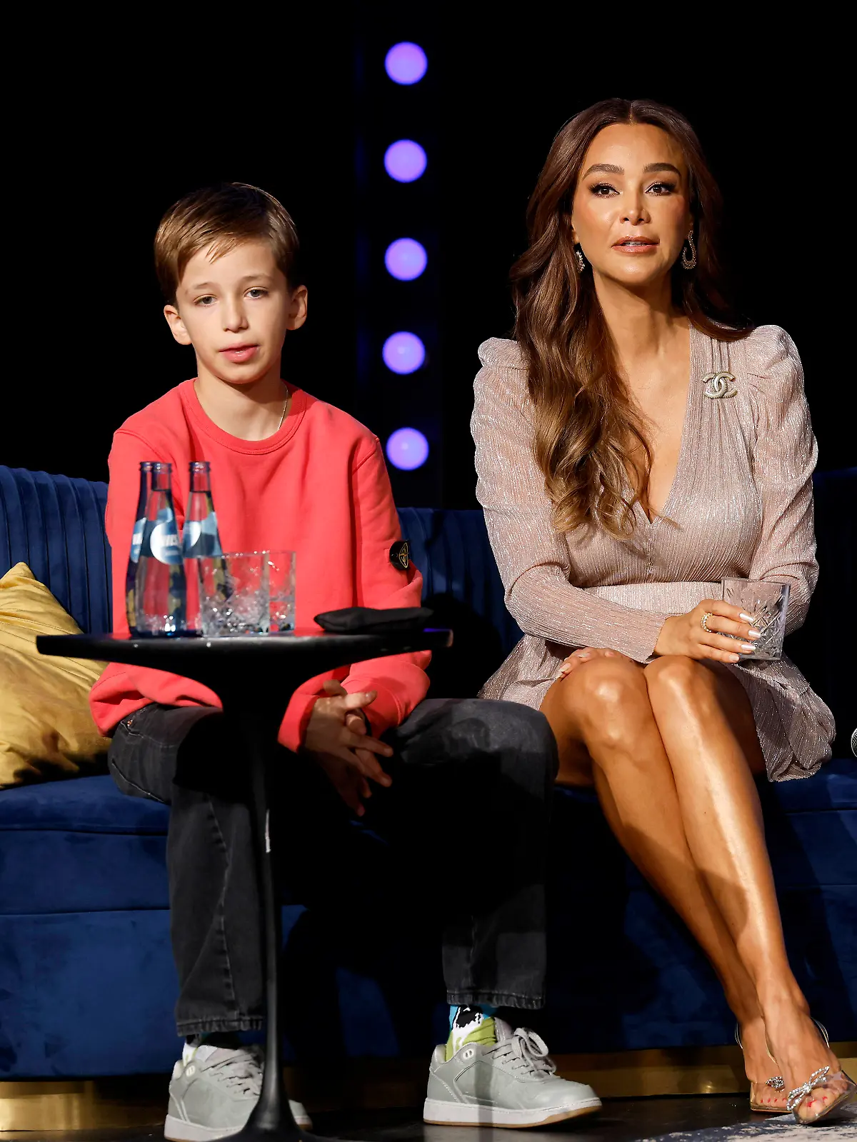 Moderatorin Verona Pooth und Unternehmer Franjo Pooth mit Sohn Rocco Pooth l als Musical-Botschafter bei dem Pressetermin zur Vorstellung des Musical-Hits Mrs. Doubtfire im Capitol Theater in Düsseldorf. Das gefeierte Stück wird am 06. November in Düsseldorf exklusive Deutschlandpremiere feiern. Düsseldorf, 24.03.2025 NRW Deutschland *** Presenter Verona Pooth and entrepreneur Franjo Pooth with son Rocco Pooth l as musical ambassadors at the press event for the performance of the musical hit Mrs Doubtfire at the Capitol Theater in Düsseldorf The acclaimed play will celebrate its exclusive German premiere in Düsseldorf on 06 November Düsseldorf, 24 03 2025 NRW Germany Copyright: xChristophxHardtx