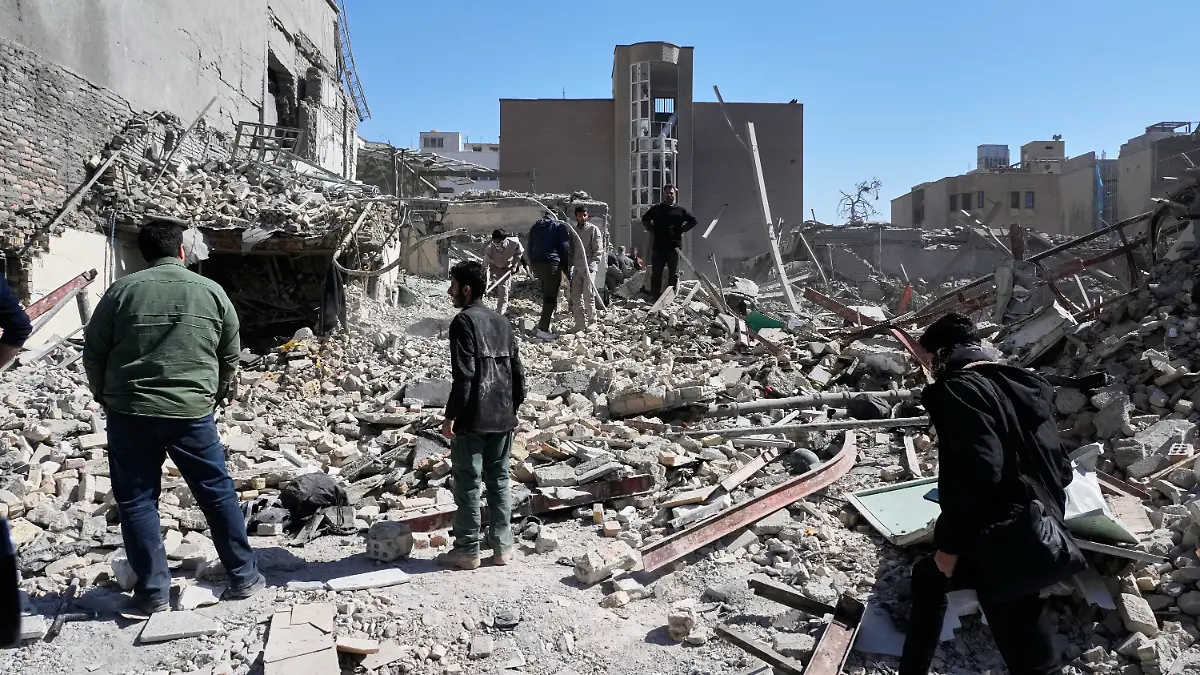 Eine Gruppe von Männern inspiziert die Ruinen einer Polizeistation, die am Montag im Rahmen der amerikanisch-israelischen Militäraktion getroffen wurde. +++ dpa-Bildfunk +++
