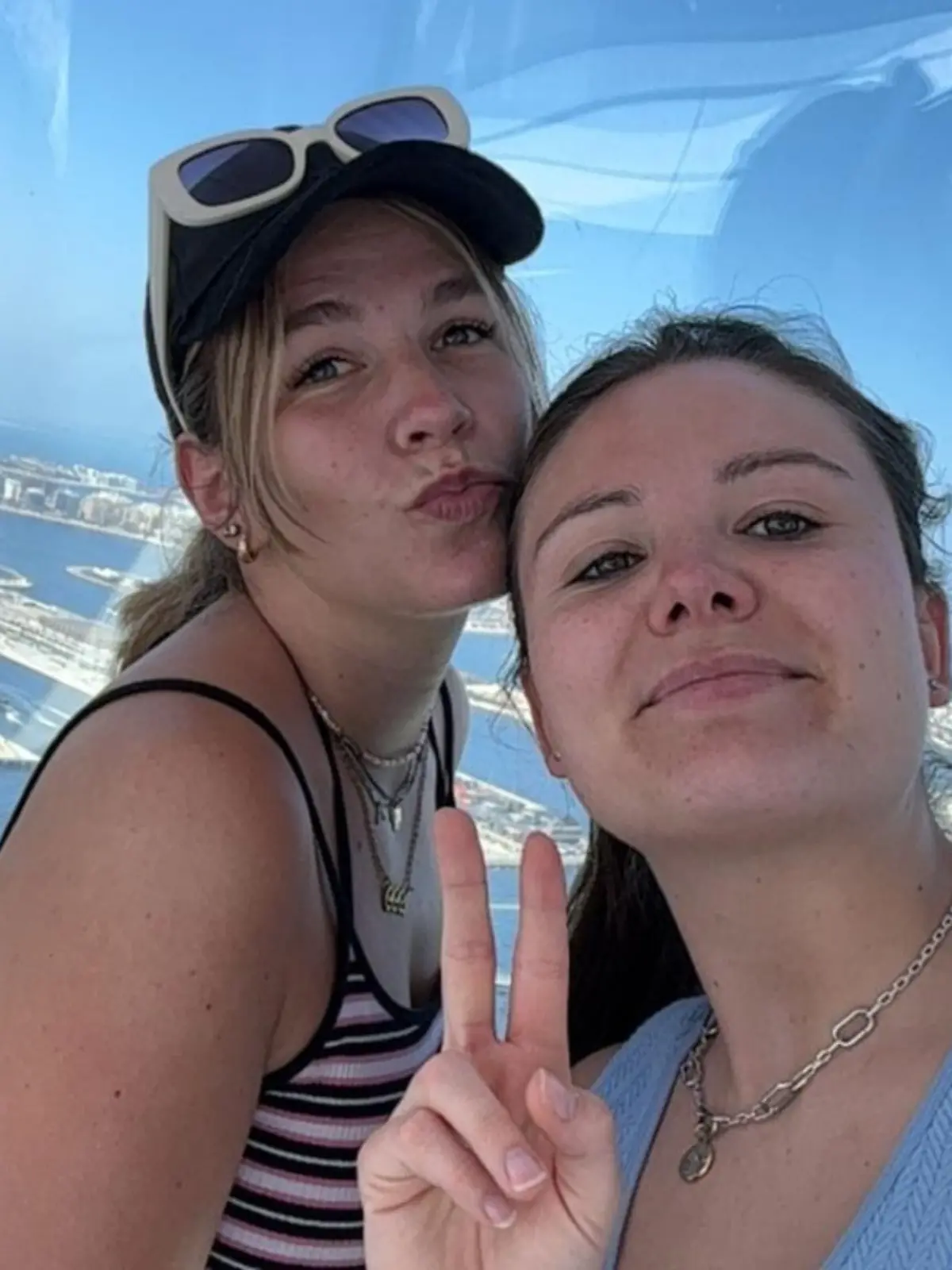 Roja und ihre Freundin Lara sitzen in Doha fest.