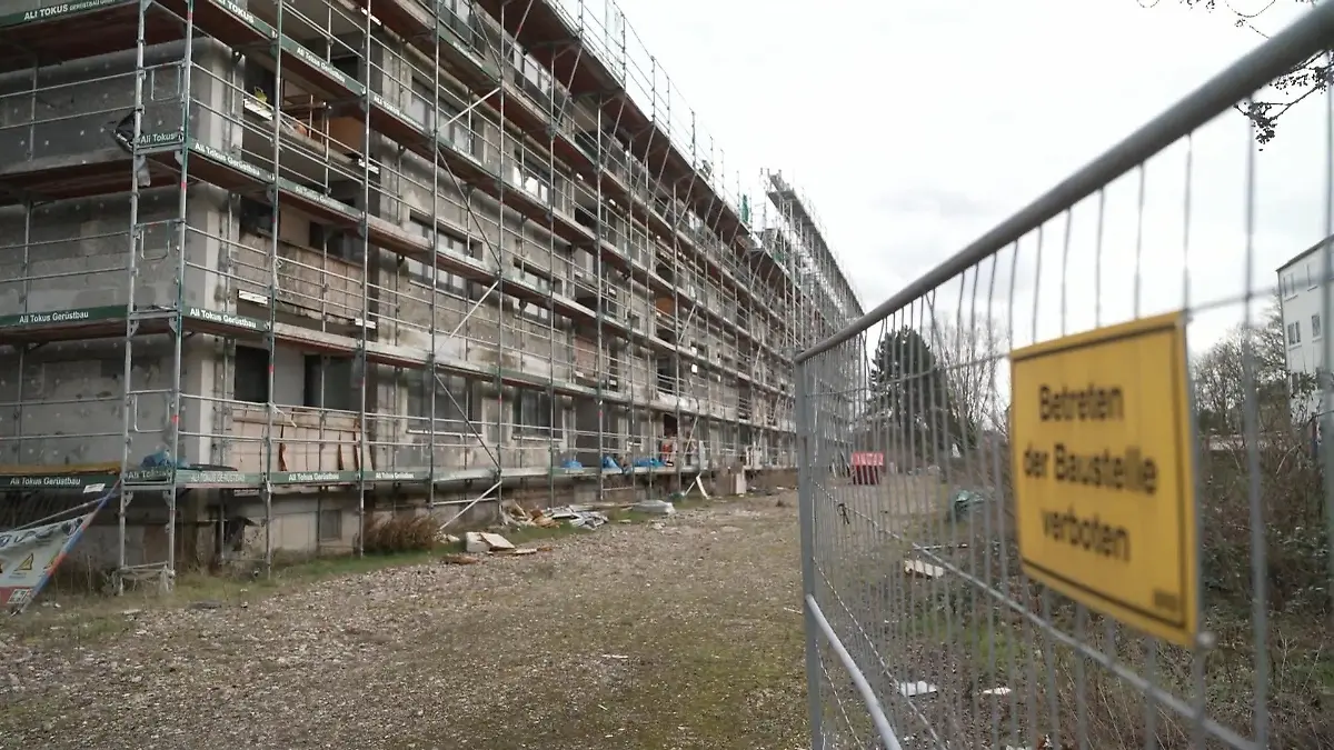 Weil der Vermieter pleite ist! Familie muss in Ruine hausen Ohne Dach, dafür mit Schimmel