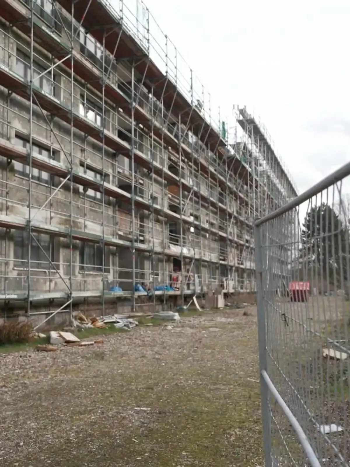 Bild zu: "Weil der Vermieter pleite ist! Familie muss in Ruine hausen"