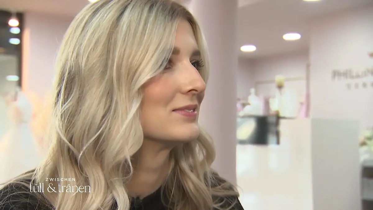 Emilia hat schon einige Brautkleider getragen Als Model