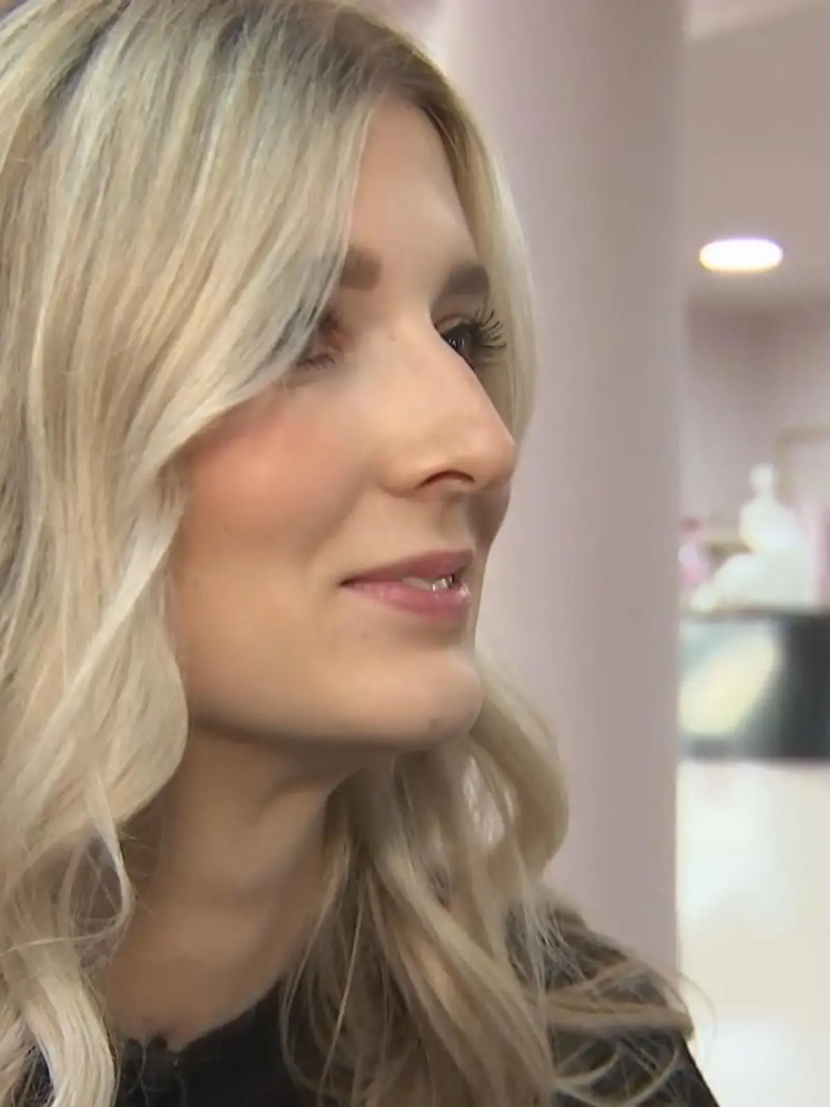 Bild zu: "Emilia hat schon einige Brautkleider getragen"