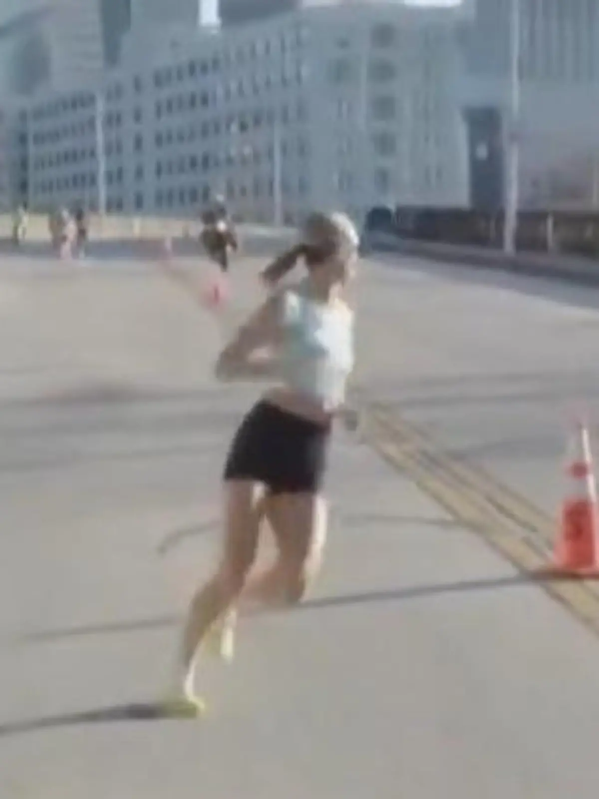 Bild zu: "Vertrauen wird ihr zum Verhängnis! DIESER Fehler kostet Läuferin 20.000 Euro"