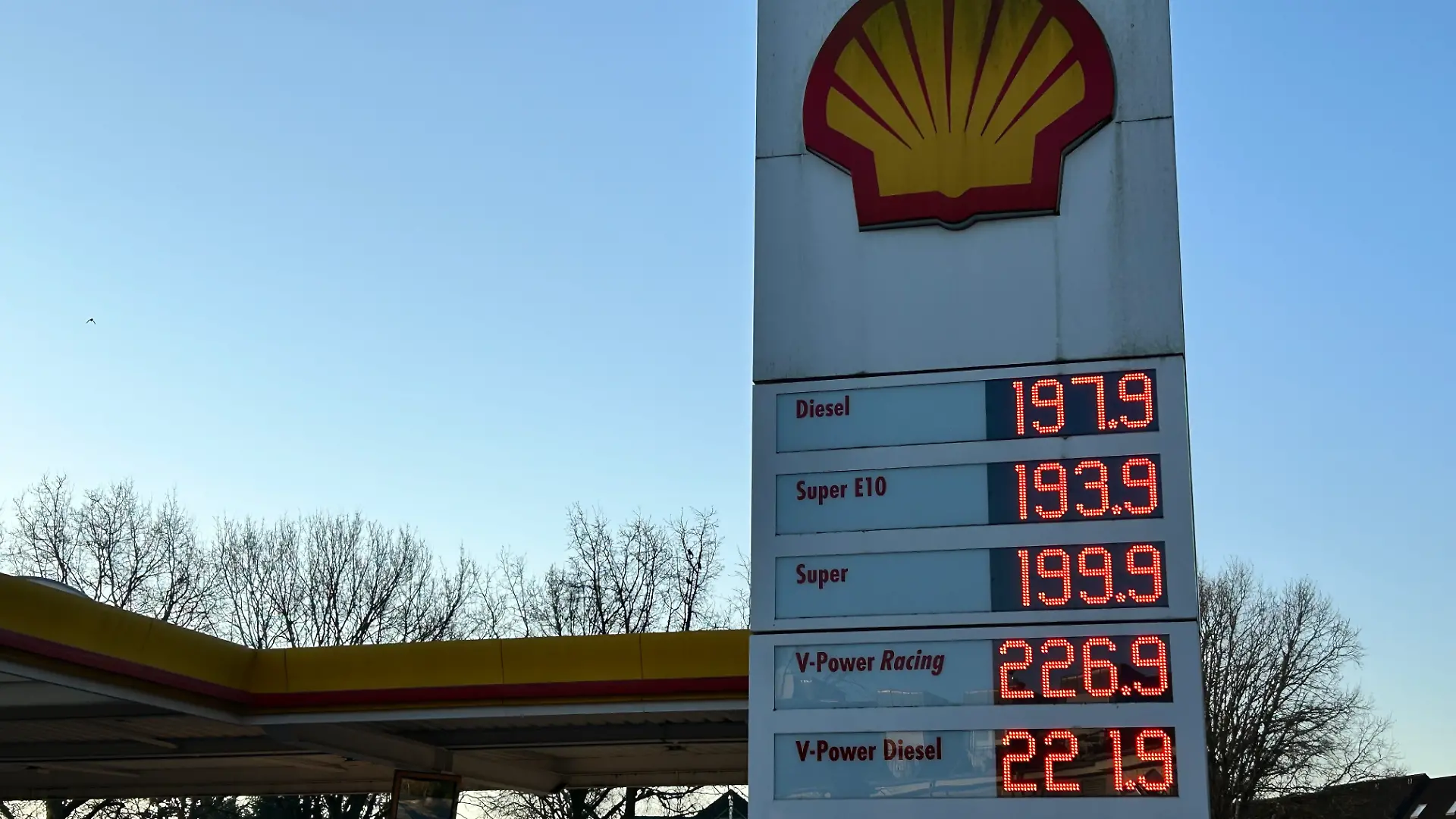Dieses Foto entstand am 3. März 2026 gegen kurz nach 8 Uhr morgens an einer Shell-Tankstelle im Kölner Westen.