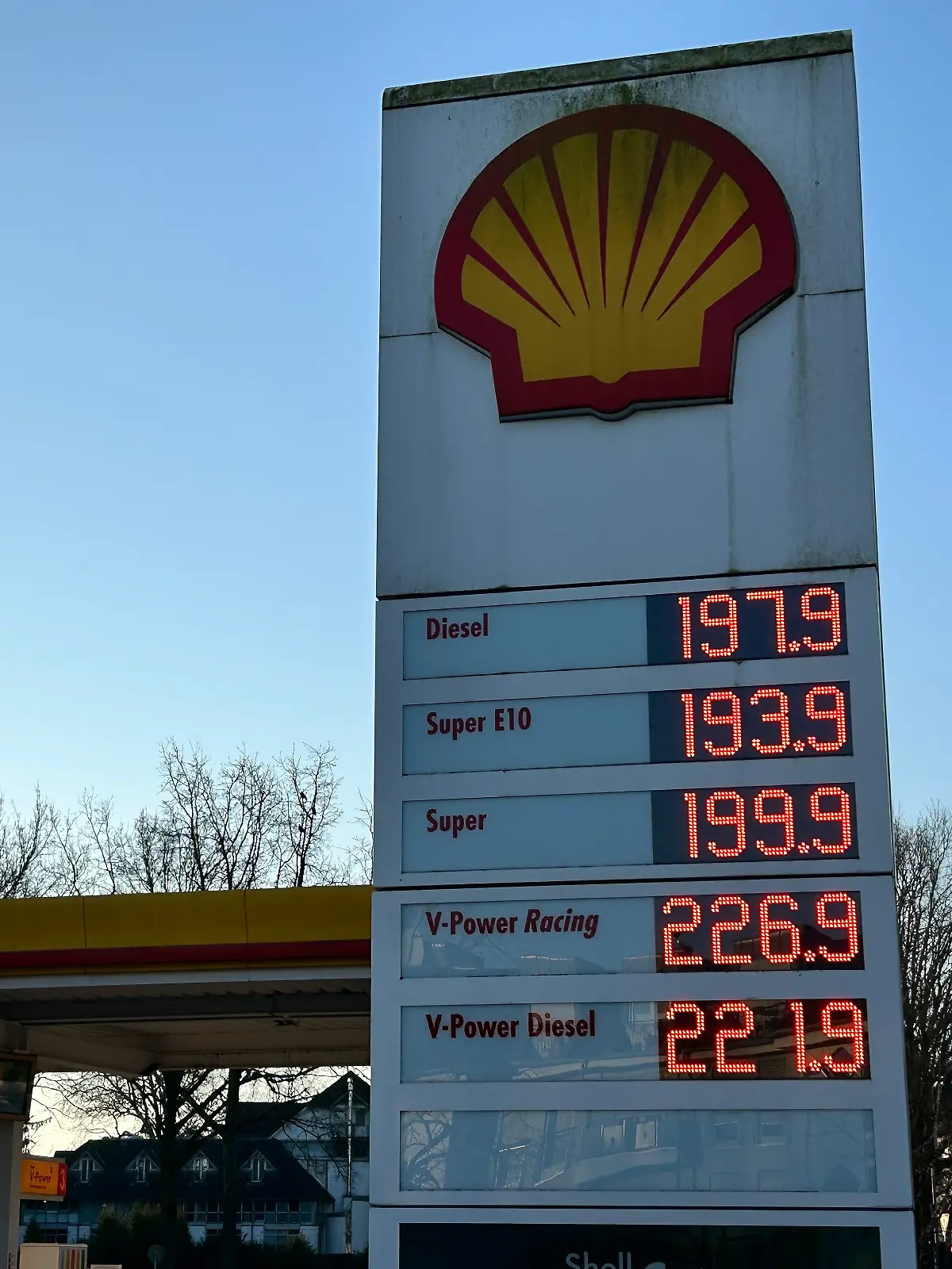 Dieses Foto entstand am 3. März 2026 gegen kurz nach 8 Uhr morgens an einer Shell-Tankstelle im Kölner Westen.