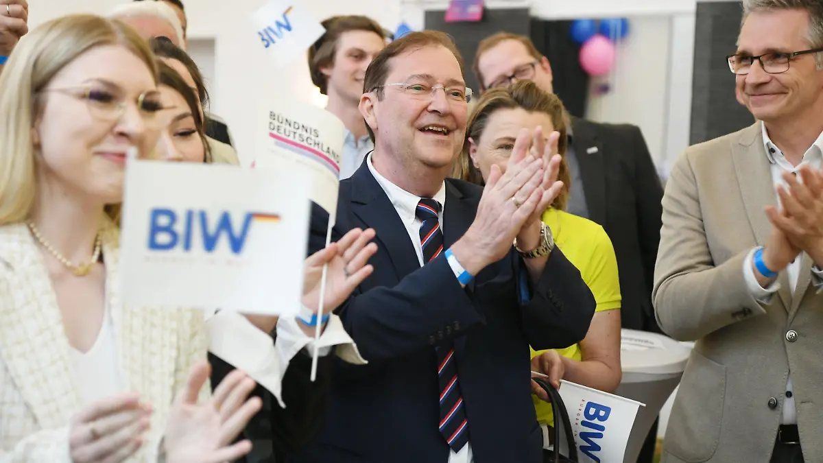 14.05.2023, Bremen: Piet Leidreiter (M), Spitzenkandidat der Wählervereinigung Bürger in Wut, klatscht nach Bekanntgabe der ersten Prognose für die Wahl zur Bremischen Bürgerschaft bei der Wahlparty der Wählervereinigung Bürger in Wut. Im Land Bremen haben am Sonntag die 21. Wahl zur Bremischen Bürgerschaft sowie Kommunalwahlen in Bremen und Bremerhaven stattgefunden. Foto: Philip Dulian/dpa +++ dpa-Bildfunk +++