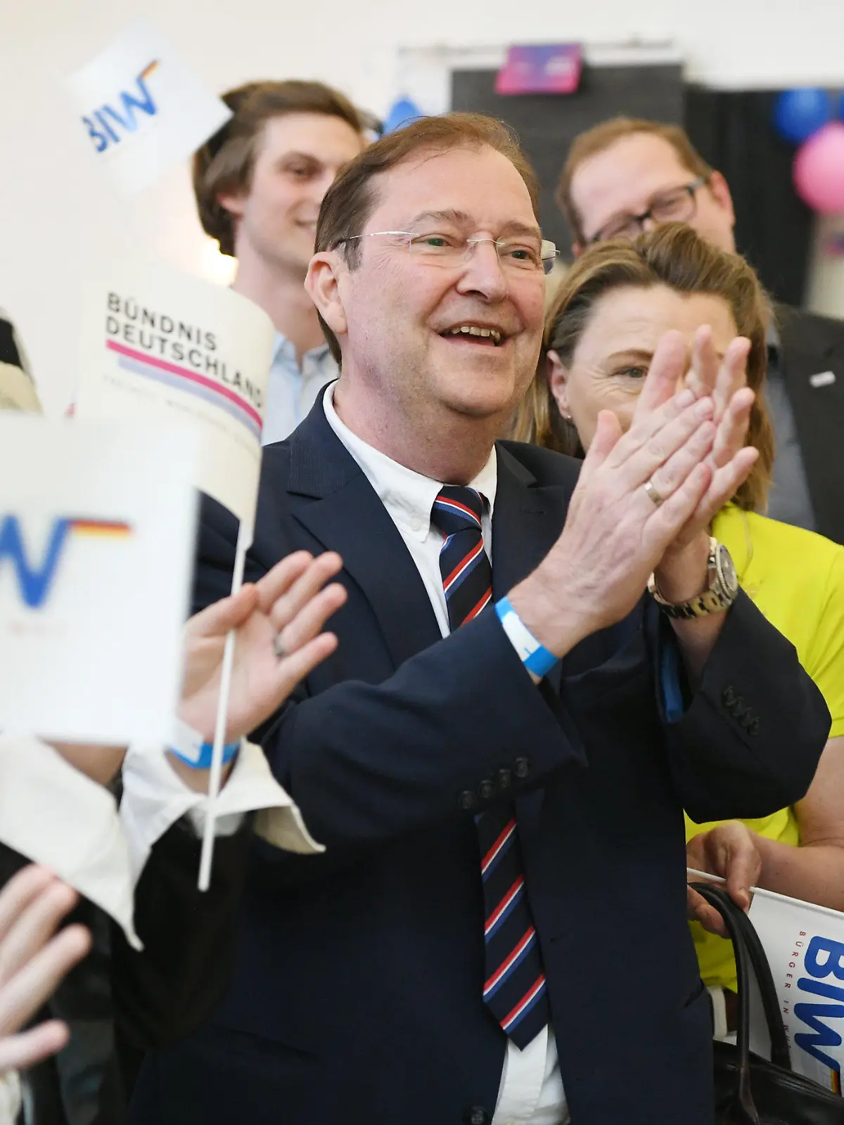 14.05.2023, Bremen: Piet Leidreiter (M), Spitzenkandidat der Wählervereinigung Bürger in Wut, klatscht nach Bekanntgabe der ersten Prognose für die Wahl zur Bremischen Bürgerschaft bei der Wahlparty der Wählervereinigung Bürger in Wut. Im Land Bremen haben am Sonntag die 21. Wahl zur Bremischen Bürgerschaft sowie Kommunalwahlen in Bremen und Bremerhaven stattgefunden. Foto: Philip Dulian/dpa +++ dpa-Bildfunk +++