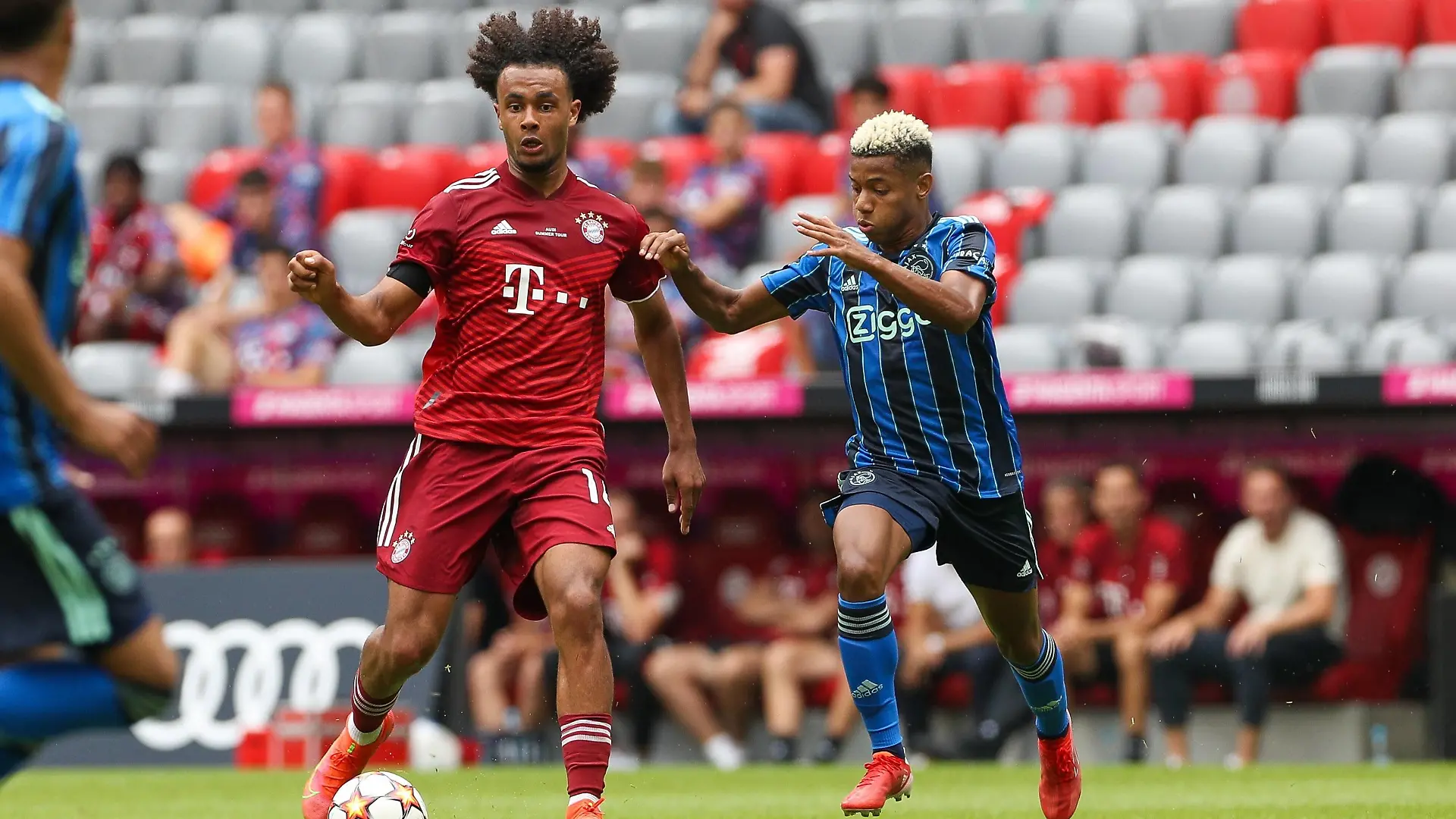 l-r: im Zweikampf, Aktion, mit Joshua Zirkzee 14 FC Bayern Muenchen und David Neres 7 Ajax Amsterdam, FC Bayern Muenchen vs. Ajax Amsterdam, Audi Football Summit, 24.07.2021 Muenchen Bayern Deutschland *** l r in a duel, action, with Joshua Zirkzee 14 FC Bayern Muenchen and David Neres 7 Ajax Amsterdam , FC Bayern Muenchen vs Ajax Amsterdam, Audi Football Summit, 24 07 2021 Muenchen Bayern Germany Copyright: xkolbert-press/ChristianxKolbertx