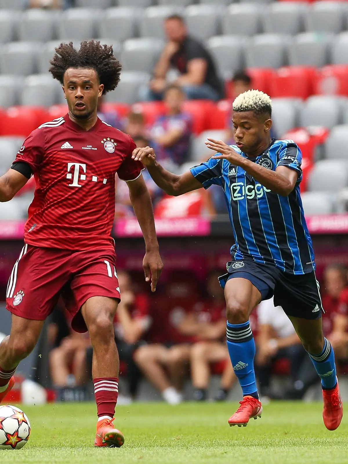  l-r: im Zweikampf, Aktion, mit Joshua Zirkzee 14 FC Bayern Muenchen und David Neres 7 Ajax Amsterdam, FC Bayern Muenchen vs. Ajax Amsterdam, Audi Football Summit, 24.07.2021 Muenchen Bayern Deutschland *** l r in a duel, action, with Joshua Zirkzee 14 FC Bayern Muenchen and David Neres 7 Ajax Amsterdam , FC Bayern Muenchen vs Ajax Amsterdam, Audi Football Summit, 24 07 2021 Muenchen Bayern Germany Copyright: xkolbert-press/ChristianxKolbertx