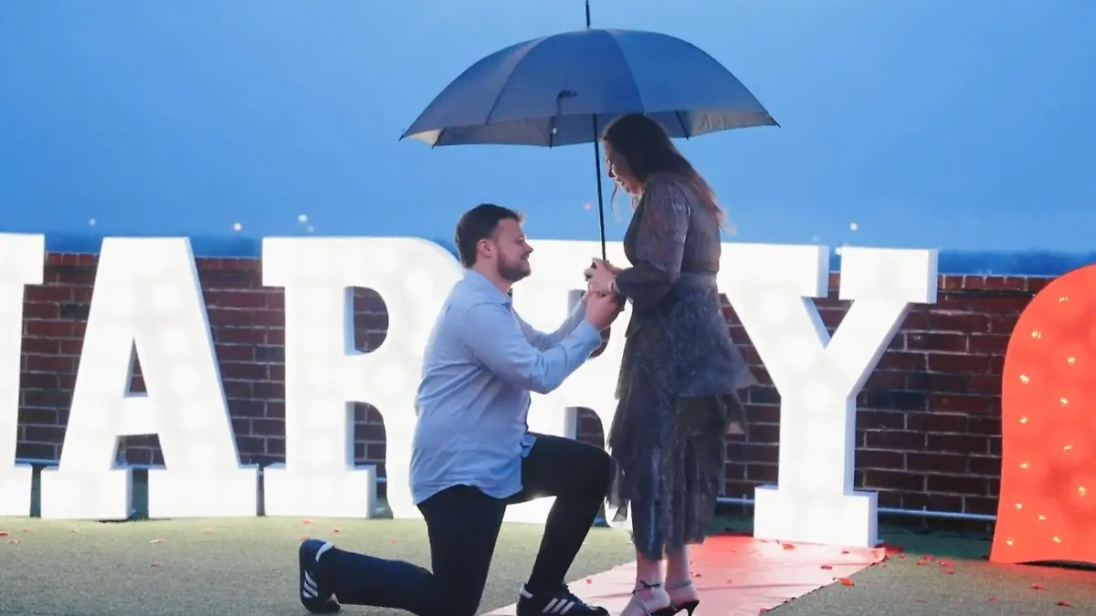 Romantische Schnitzeljagd! Für Heiratsantrag steht eine ganze Stadt Kopf Alle machen mit!