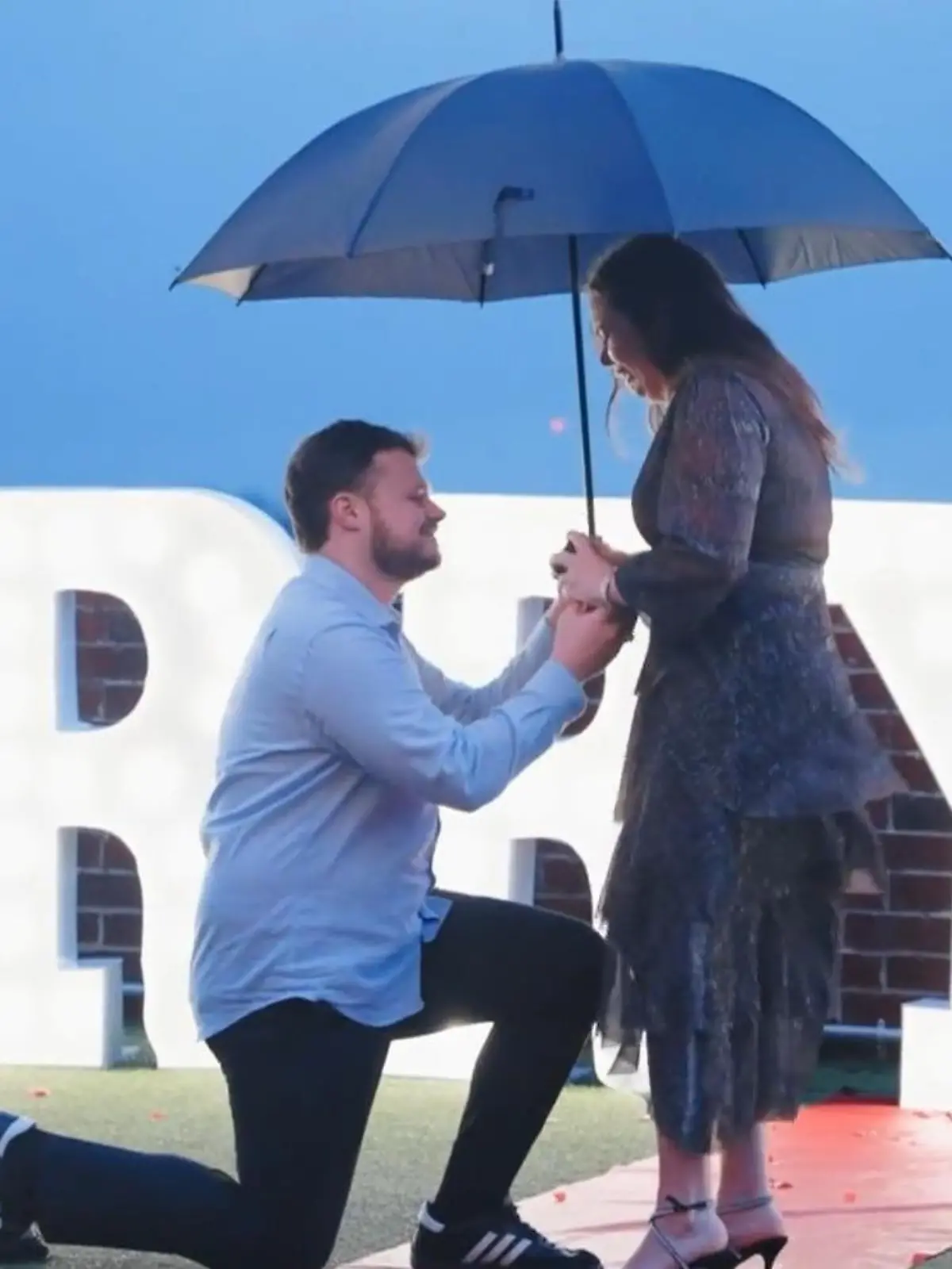 Bild zu: "Romantische Schnitzeljagd! Für Heiratsantrag steht eine ganze Stadt Kopf"