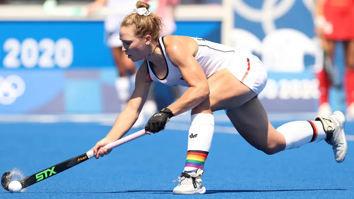 TOKYO, JAPAN - JULY 25: Nike Lorenz #4 of Team Germany passes the ball during the Women's Pool A match against Team Great Britain on day two of the Tokyo 2020 Olympic Games at Oi Hockey Stadium on July 25, 2021 in Tokyo, Japan. (Photo by Alexander Hassenstein/Getty Images)