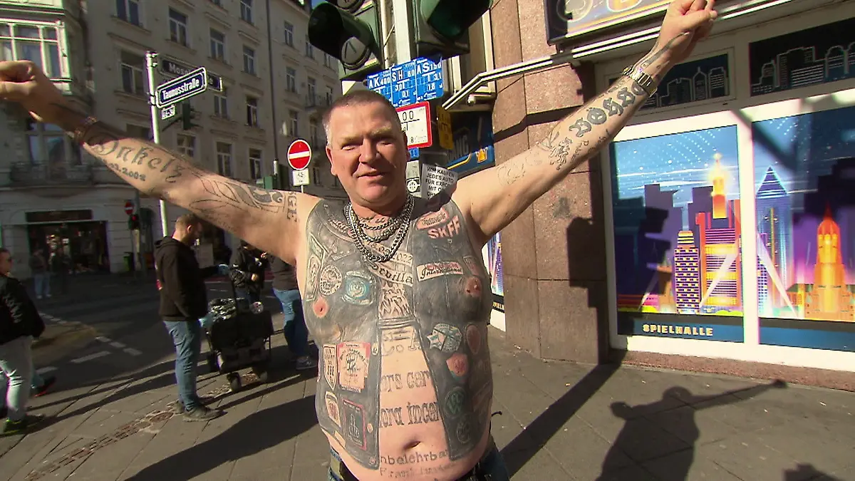 Er nennt sich „Kutten-Paule" – dieser Edelfan von Eintracht Frankfurt ist berühmt! RTL trifft ihn im Bahnhofsviertel