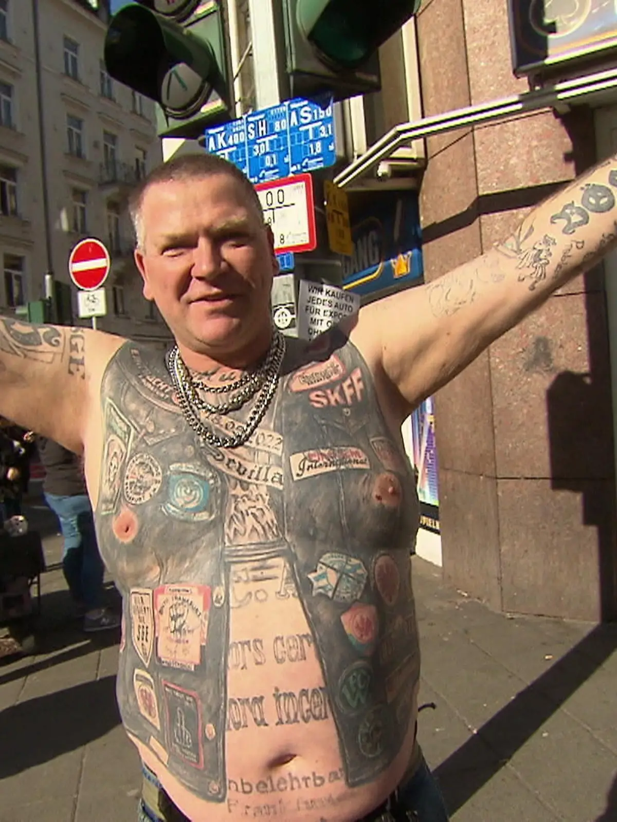 Bild zu: "Er nennt sich „Kutten-Paule" – dieser Edelfan von Eintracht Frankfurt ist berühmt!"