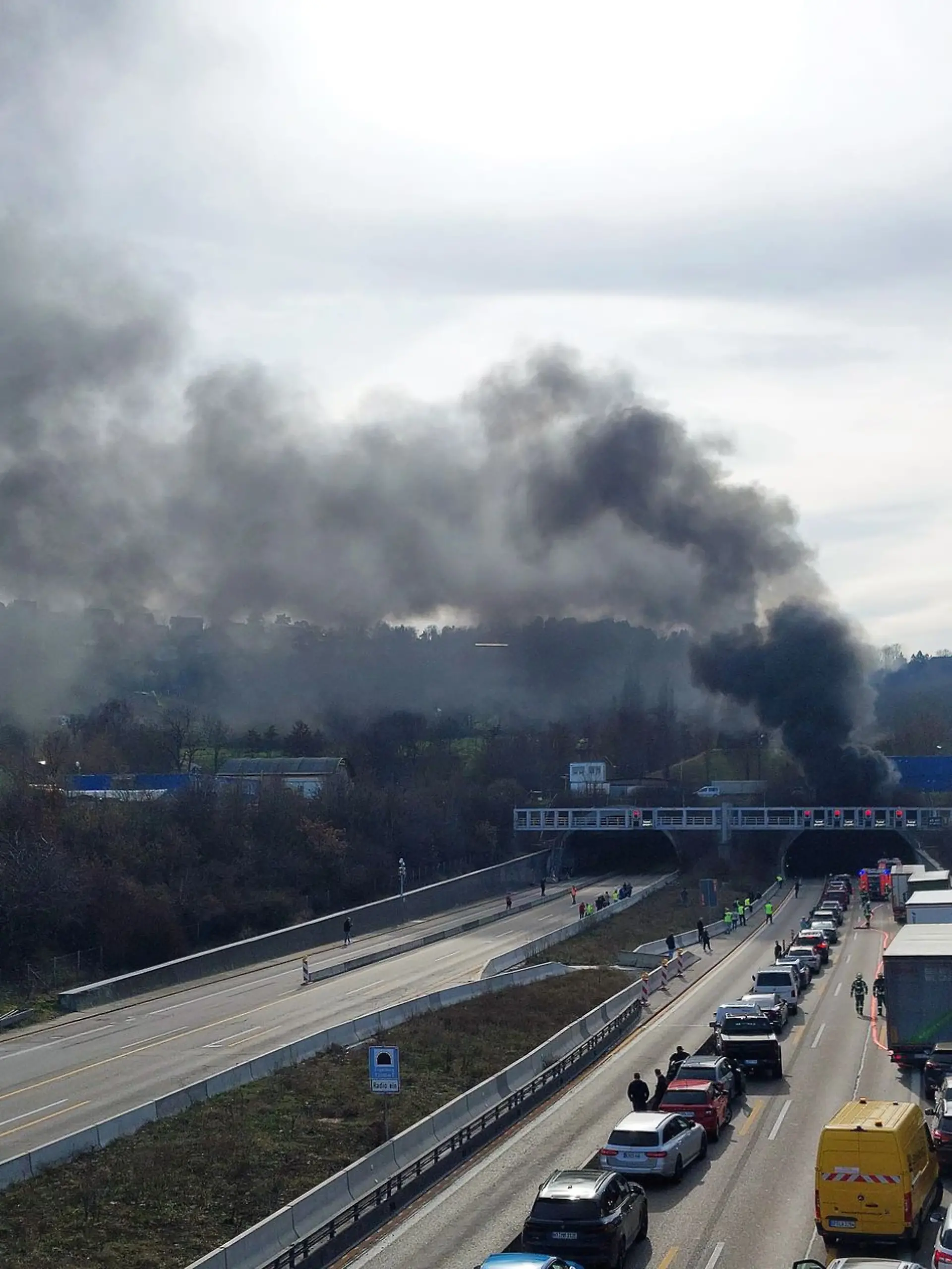 Bild zu: "Feuer in Autobahntunnel bei Leonberg – A81 voll gesperrt"