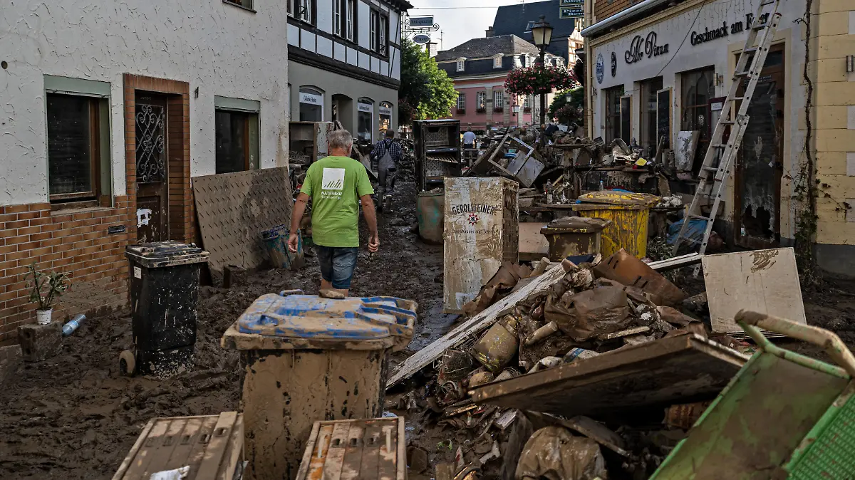 Aufräumarbeiten nach dem Hochwasser Menschen laufen durch die verwüstete Stadt Bad Neuenahr-Ahrweiler. Am 14.07.2021 kam es im Landkreis Ahrweiler zu starken Überflutungen durch Starkregen. Tage nach dem Hochwasser liefen Aufräumarbeiten an. Bundeswehr, Polizei, Feuerwehr und Freiwillige beteiligen sich daran. Bad Neuenahr-Ahrweiler Rheinland-Pfalz Deutschland *** Cleanup after the flood people walk through the devastated town of Bad Neuenahr Ahrweiler On 14 07 2021 there was heavy flooding in the district of Ahrweiler due to heavy rain Days after the flood, cleanup efforts were underway Bundeswehr, police, firefighters and volunteers participate Bad Neuenahr Ahrweiler Rhineland Palatinate Germany