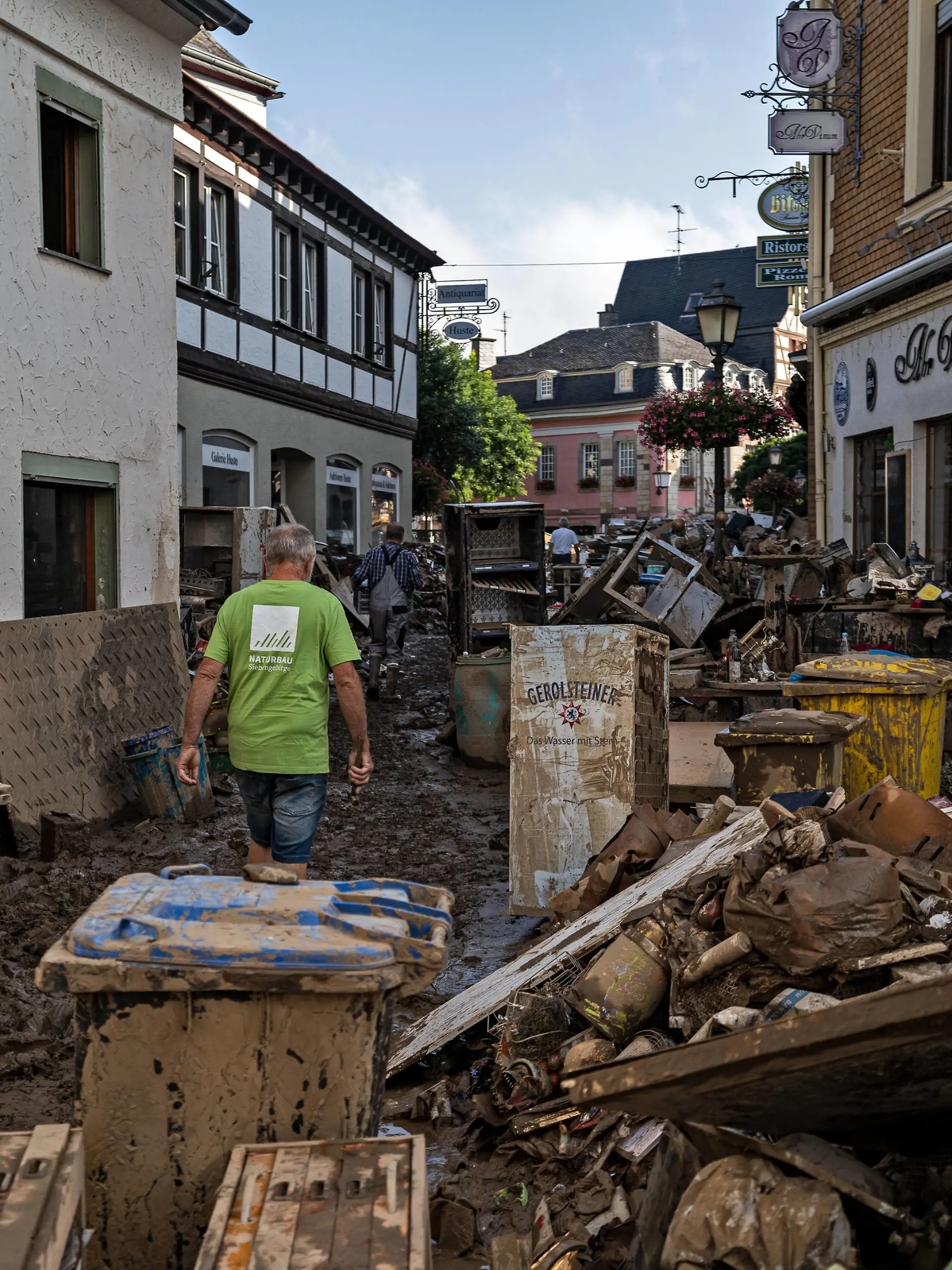  Aufräumarbeiten nach dem Hochwasser Menschen laufen durch die verwüstete Stadt Bad Neuenahr-Ahrweiler. Am 14.07.2021 kam es im Landkreis Ahrweiler zu starken Überflutungen durch Starkregen. Tage nach dem Hochwasser liefen Aufräumarbeiten an. Bundeswehr, Polizei, Feuerwehr und Freiwillige beteiligen sich daran. Bad Neuenahr-Ahrweiler Rheinland-Pfalz Deutschland *** Cleanup after the flood people walk through the devastated town of Bad Neuenahr Ahrweiler On 14 07 2021 there was heavy flooding in the district of Ahrweiler due to heavy rain Days after the flood, cleanup efforts were underway Bundeswehr, police, firefighters and volunteers participate Bad Neuenahr Ahrweiler Rhineland Palatinate Germany