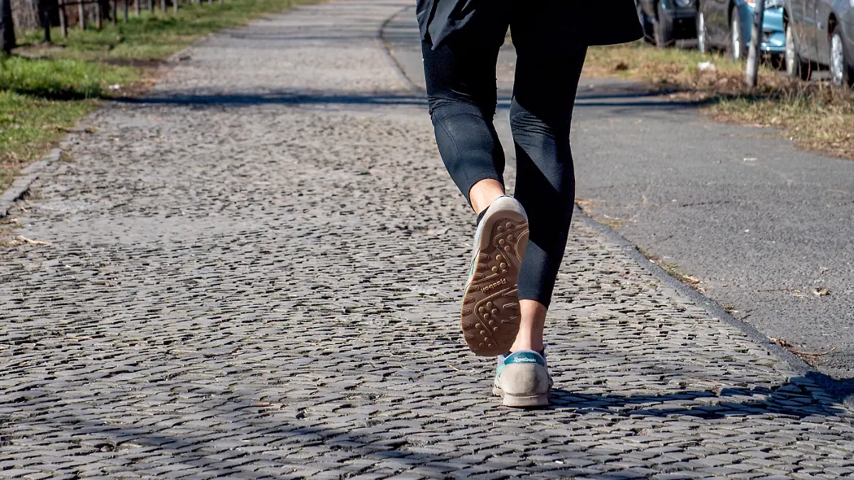 Japanisches Gehen – was kann der Fitness-Trend, der sogar die Pfunde purzeln lassen soll?