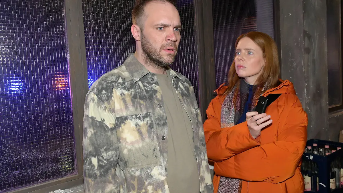 In seiner Überforderung flüchtet sich Erik (Patrick Heinrich) bei Toni (Olivia Mareii) in Vorwürfe gegenüber Toni.