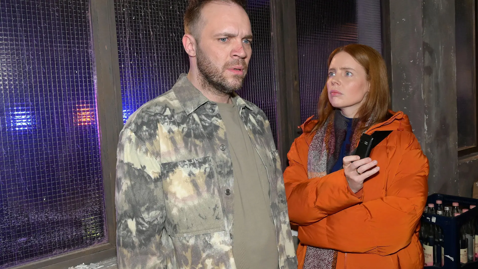 In seiner Überforderung flüchtet sich Erik (Patrick Heinrich) bei Toni (Olivia Mareii) in Vorwürfe gegenüber Toni.