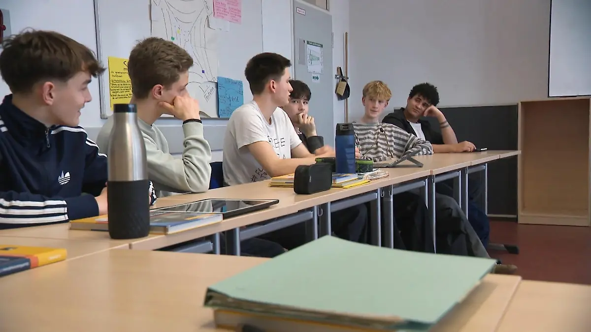Ohne Politik-Unterricht zum Abitur? Das sagen Schüler Vom Pflichtfach zum Wahlfach