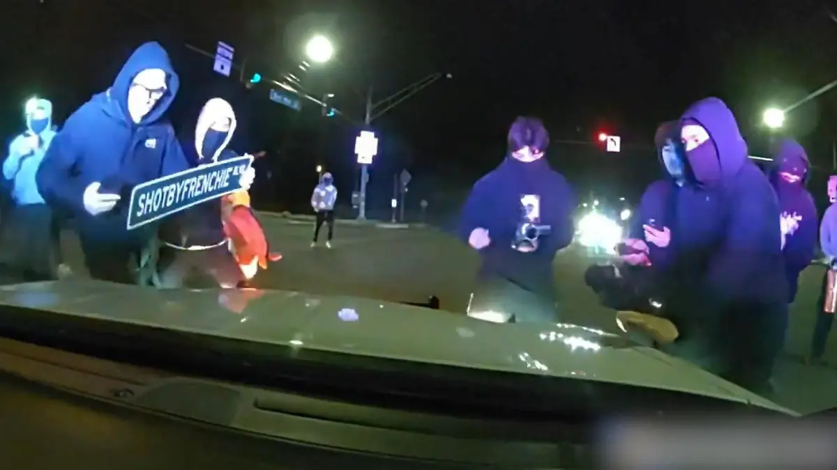 Aggressiver Mob verteidigt Straßenblockade! Polizei plötzlich in Einsatzwagen gefangen Maskierte zertrümmern Scheiben