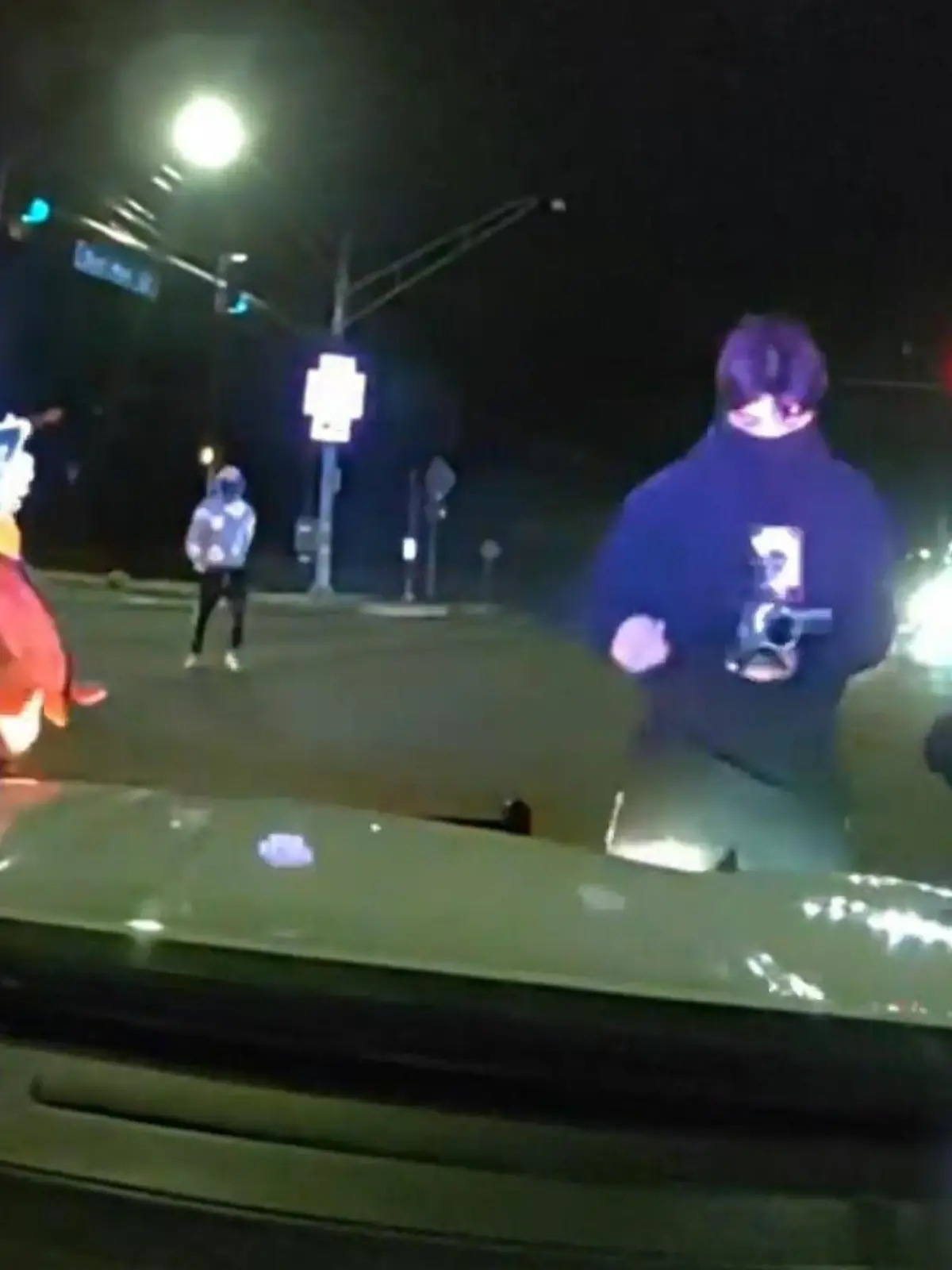 Bild zu: "Aggressiver Mob verteidigt Straßenblockade! Polizei plötzlich in Einsatzwagen gefangen"