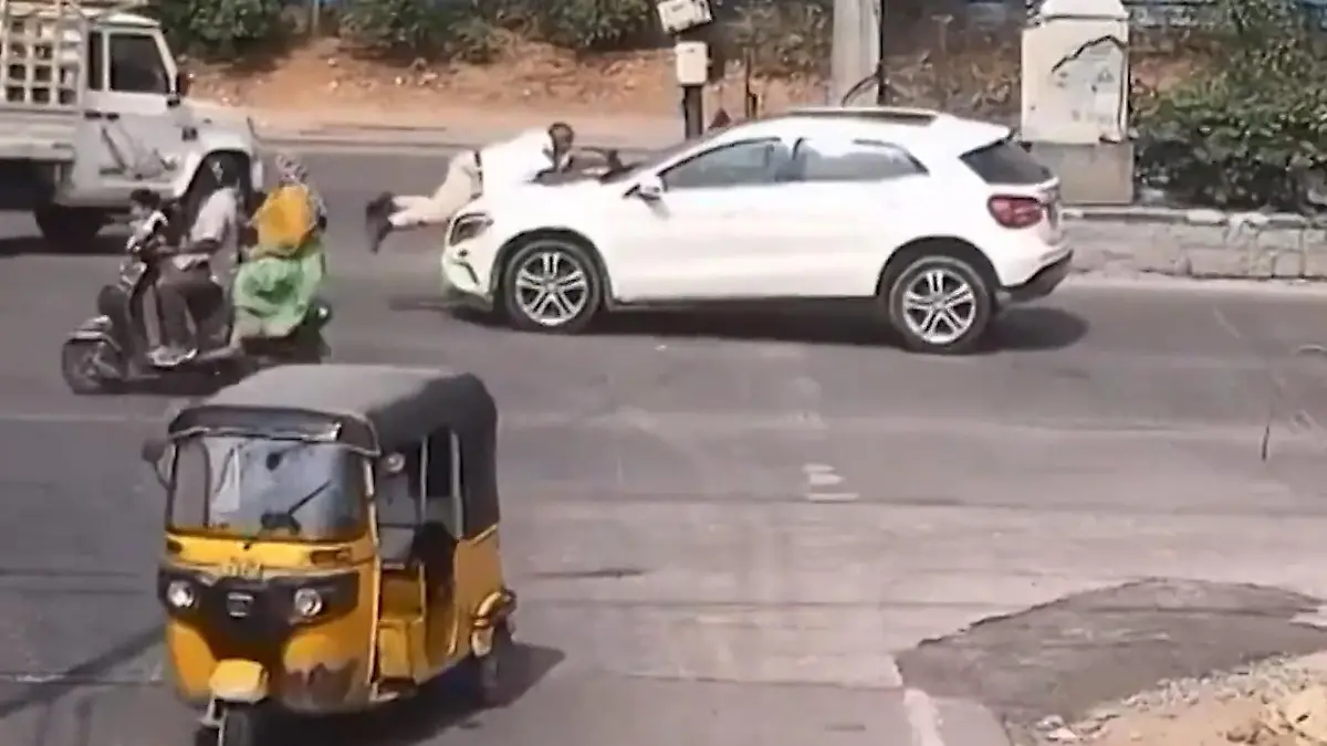 Flucht nach Kontrolle! Autofahrer rast los – mit Polizist auf der Motorhaube! Einen Kilometer lang über Schnellstraße