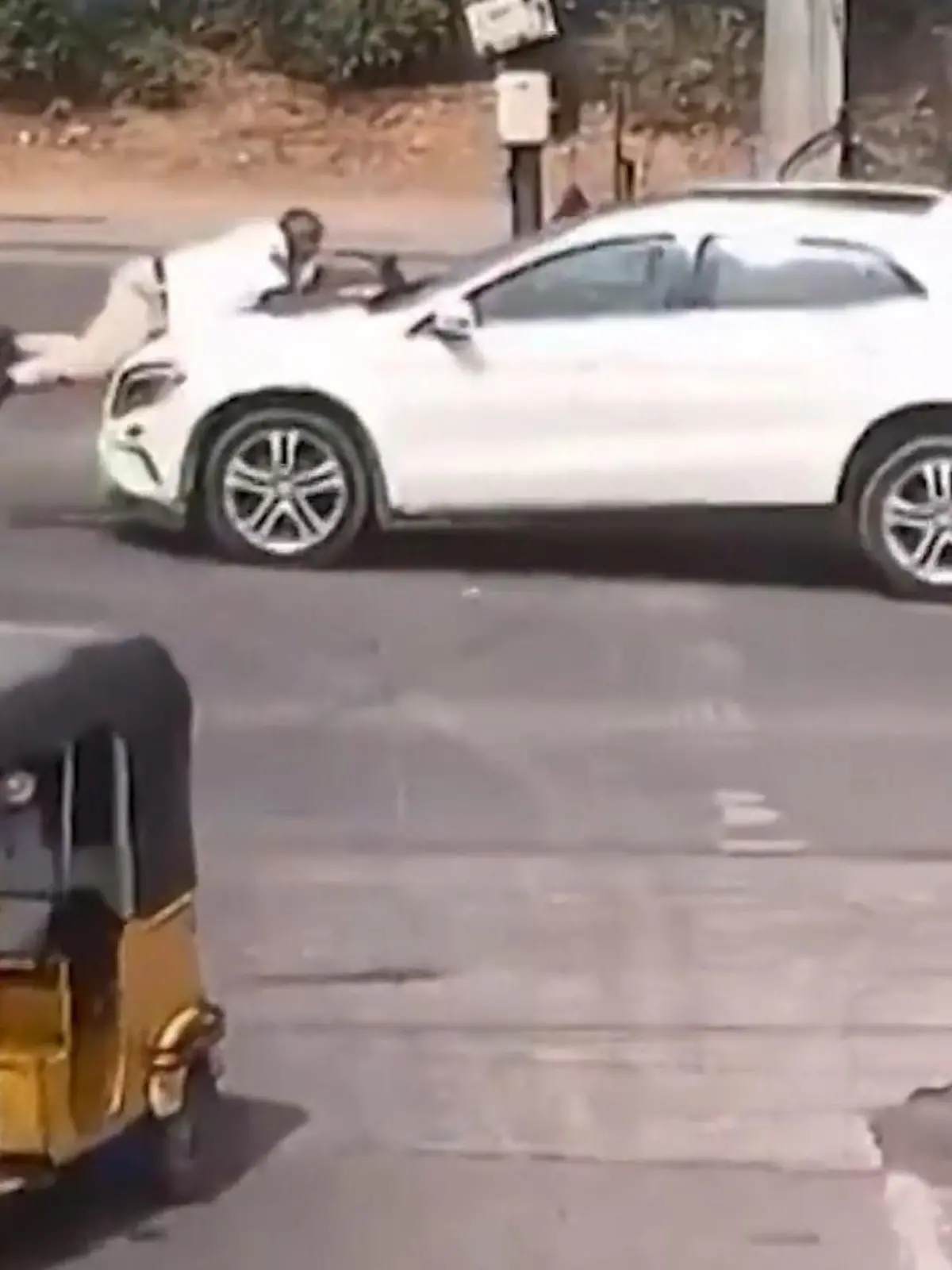 Bild zu: "Flucht nach Kontrolle! Autofahrer rast los – mit Polizist auf der Motorhaube"