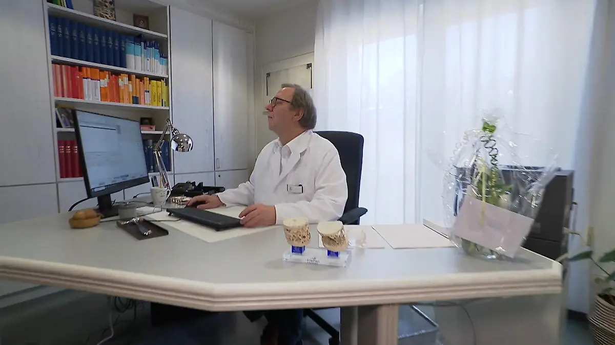 Arzt kommt aus Ruhestand zurück Eigene Praxis mit 75 Jahren