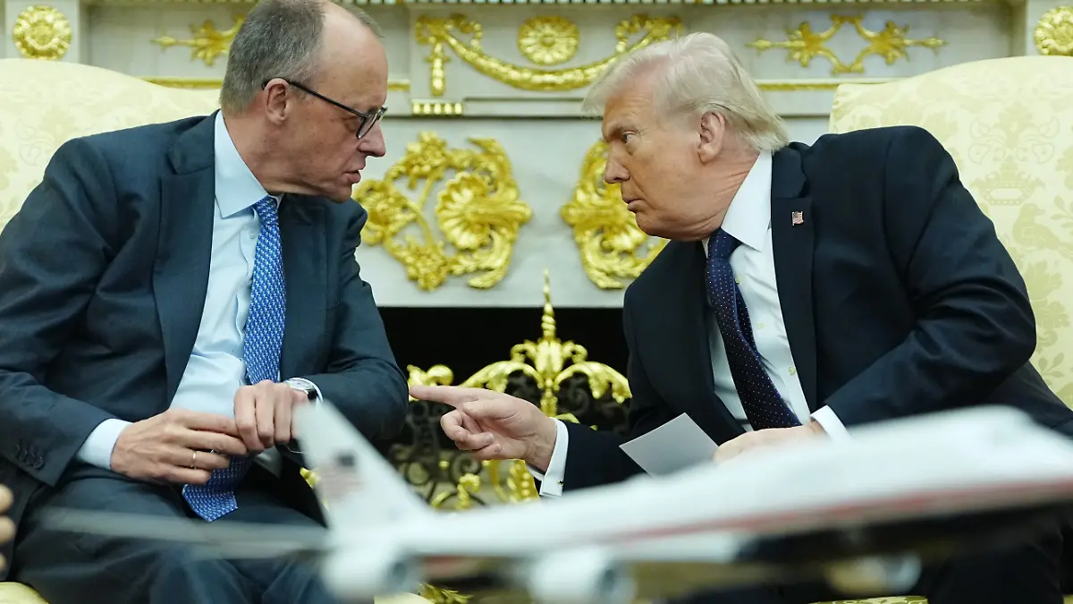 US-Präsident Donald Trump (r) empfängt Bundeskanzler Friedrich Merz (CDU) im Weißen Haus. Themen sind der Krieg im Iran, der Zollstreit zwischen der EU und den USA gehen, der russische Angriffskrieg gegen die Ukraine und die China-Politik.