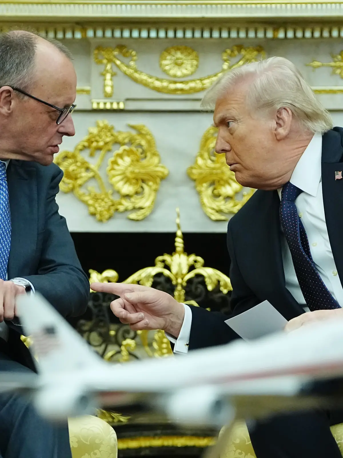 US-Präsident Donald Trump (r) empfängt Bundeskanzler Friedrich Merz (CDU) im Weißen Haus. Themen sind der Krieg im Iran, der Zollstreit zwischen der EU und den USA gehen, der russische Angriffskrieg gegen die Ukraine und die China-Politik.