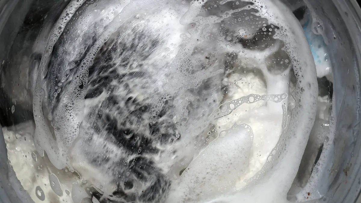 Weißwaren im Haushalt Verschiedene Textilien befinden sich zur Reinigung in einer Waschmaschine. *** Household white goods Various textiles are in a washing machine for cleaning