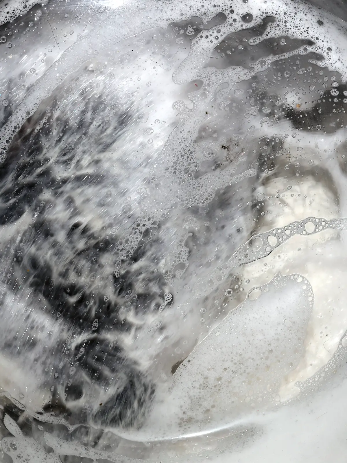 Weißwaren im Haushalt Verschiedene Textilien befinden sich zur Reinigung in einer Waschmaschine. *** Household white goods Various textiles are in a washing machine for cleaning