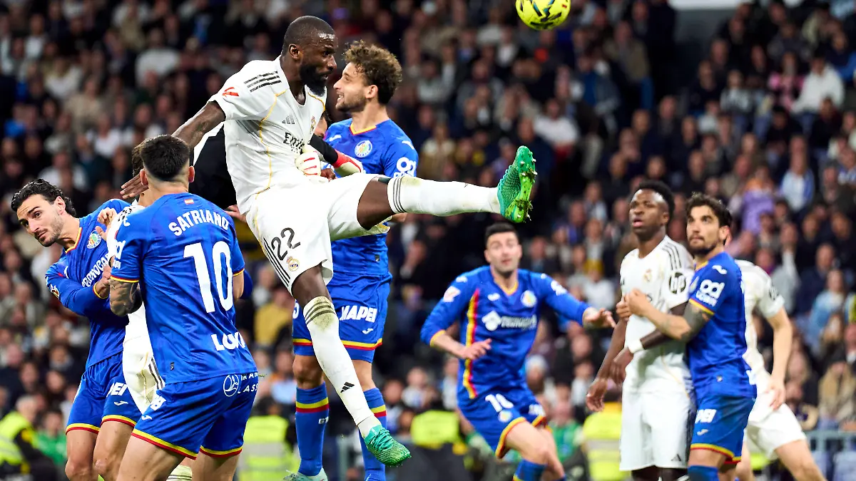 Antonio Rüdiger of Real Madrid CF battles for the ball with Martin Satriano of Getafe CF during the La Liga EA Sport match between Real Madrid CF and Getafe CF at Santiago Bernabeu Stadium, on March 2, 2026. - 02/03/2026 - Spain / Madrid / Madrid - PUBLICATIONxNOTxINxFRAxRUS LGMx/xLexPictorium LePictorium_0328952