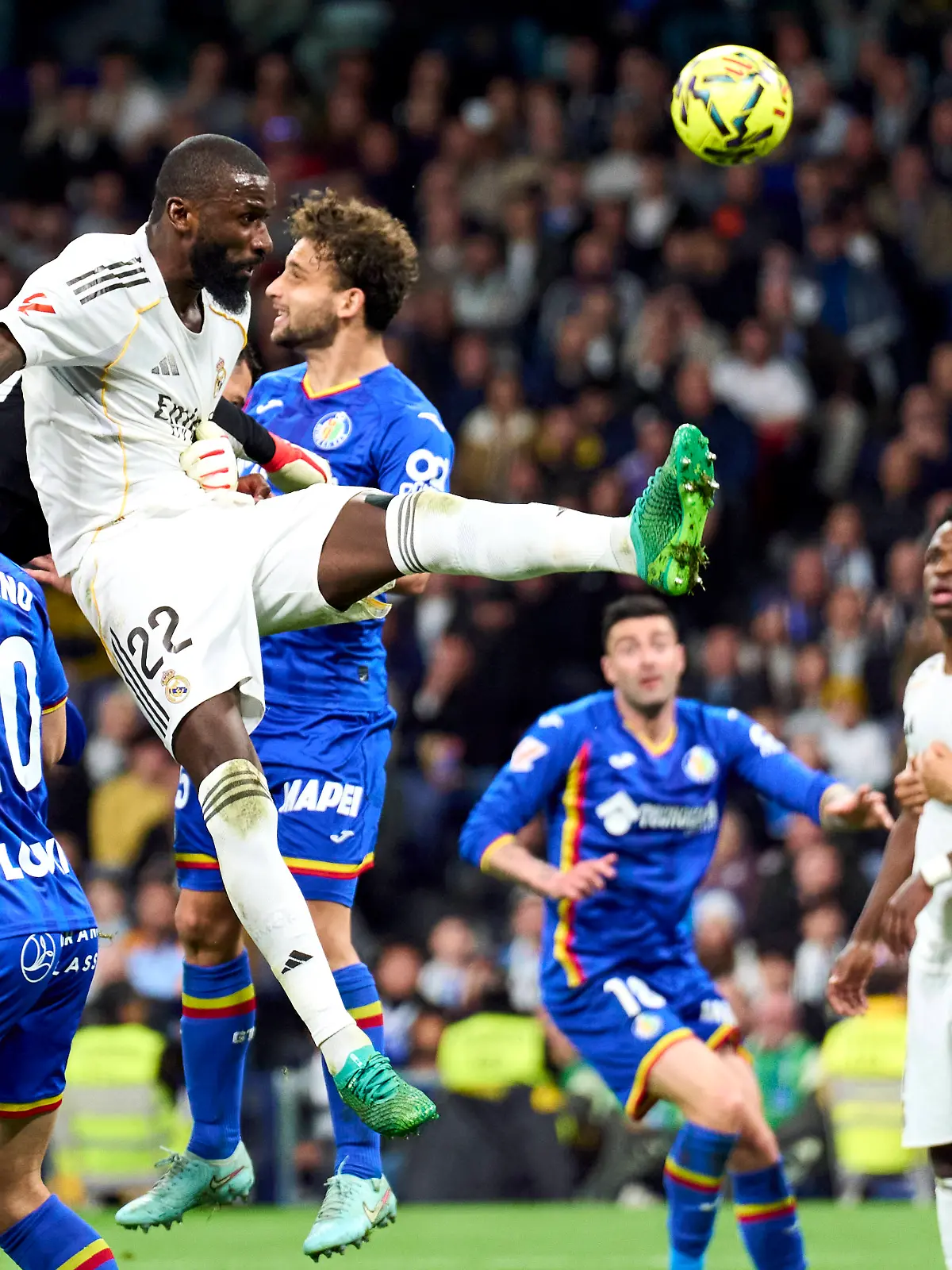 Antonio Rüdiger of Real Madrid CF battles for the ball with Martin Satriano of Getafe CF during the La Liga EA Sport match between Real Madrid CF and Getafe CF at Santiago Bernabeu Stadium, on March 2, 2026. - 02/03/2026 - Spain / Madrid / Madrid - PUBLICATIONxNOTxINxFRAxRUS LGMx/xLexPictorium LePictorium_0328952