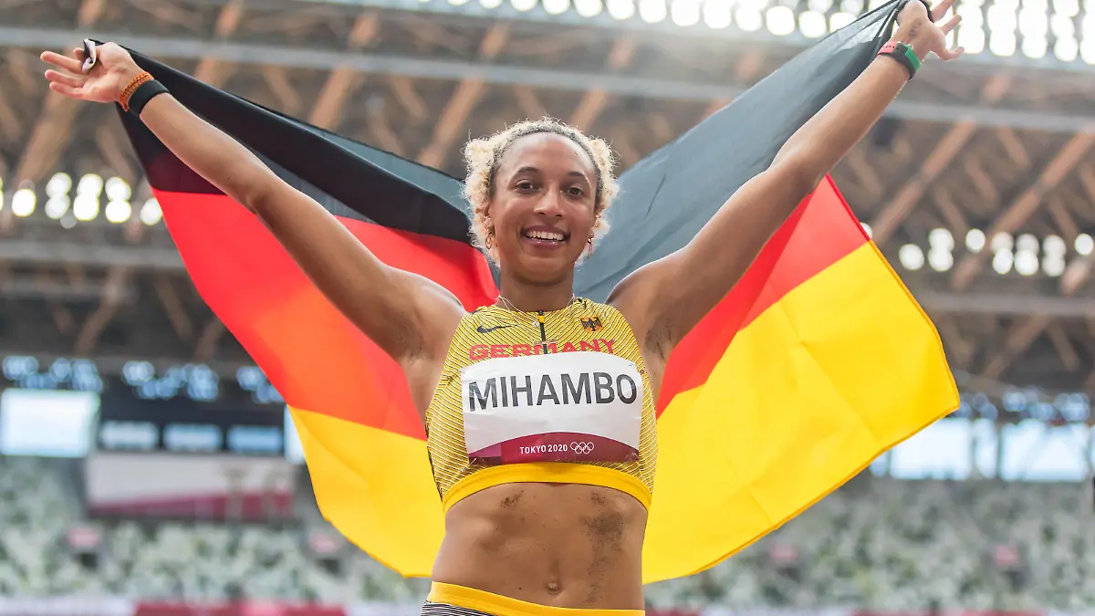 Sport Bilder des Tages Olympic Games, Olympische Spiele, Olympia, OS 03.08.2021 Malaika Mihambo of Germany at the flag ceremony after winning gold in the womens long jump at the Olympic Games in Tokyo, on Tuesday, August 03, 2021 *** OLYMPIC GAMES, 03 08 2021 Malaika Mihambo of Germany at the flag ceremony after winning gold in the womens long jump at the Olympic Games in Tokyo, on Tuesday, August 03, 2021 Copyright: xBEAUTIFULxSPORTS/OlafxRellischx