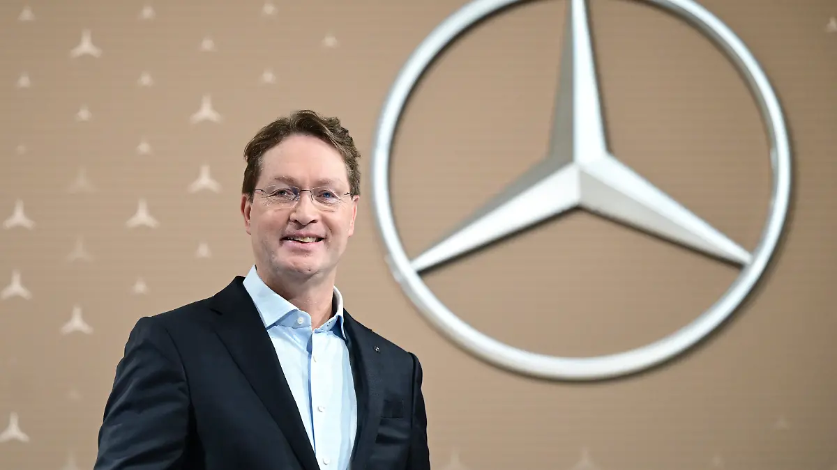 Ola Källenius, Vorstandsvorsitzender der Mercedes-Benz Group AG, steht vor der Bilanz Pressekonferenz vor einem Mercedes-Benz Markenlogo. +++ dpa-Bildfunk +++